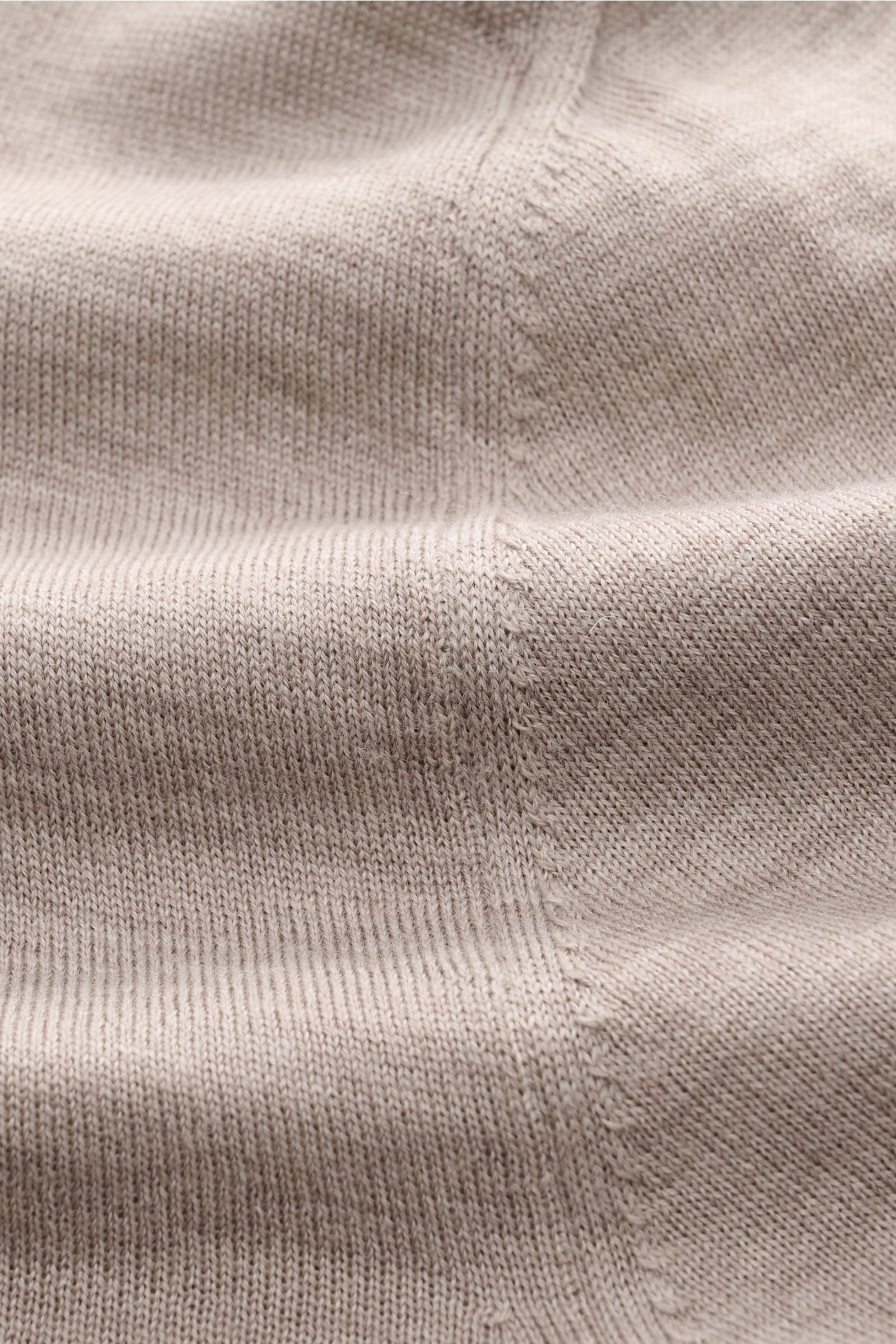 Moorer Strickpolo 'Alonso' beige meliert, Nahaufnahme feiner Wollstrick, supersofte Haptik, feines Maschenbild, Detail von glatter Knopfleiste und Rippbündchen.