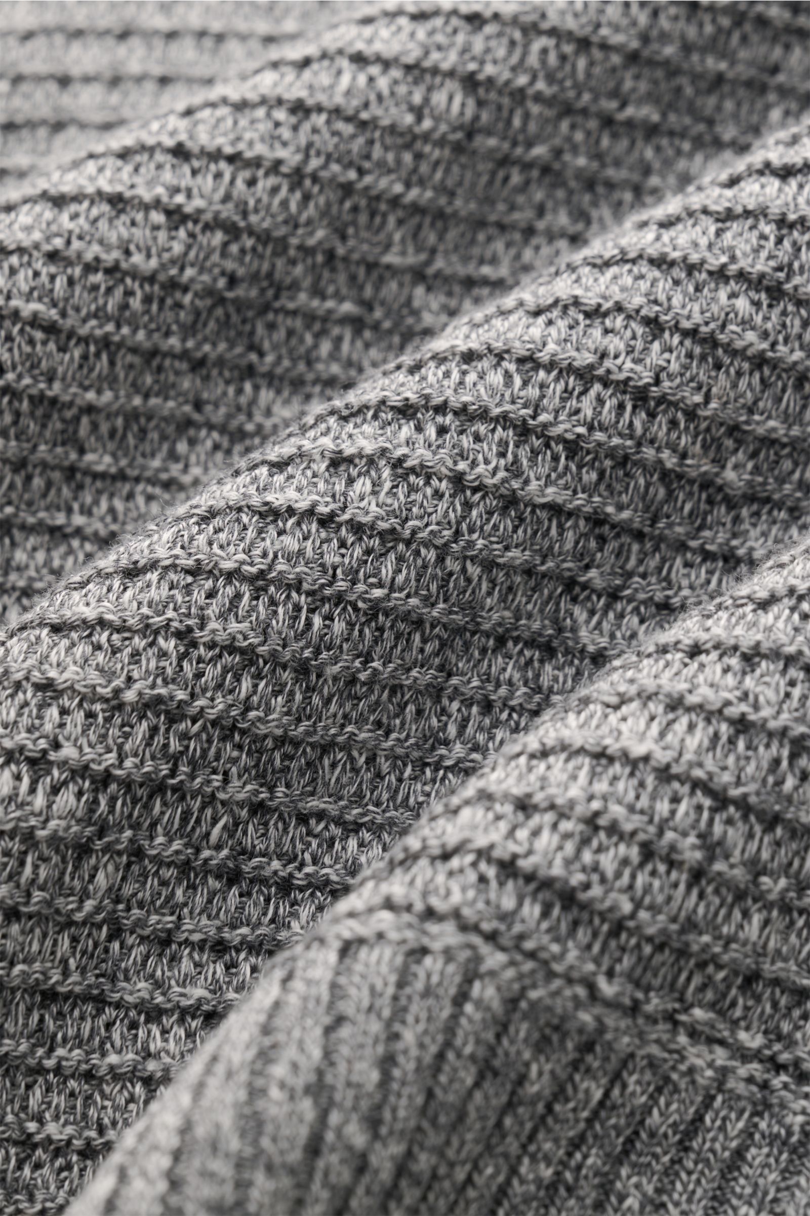 Close-up of Thom Browne Strickpolo grau meliert fabric showing textured knit structure in grey with medium-fine stitch pattern, photographed from a side angle.

Description: Vielseitiger Style-Favorit: Das Strickpolo vom U.S.-Designer THOM BROWNE kombinie