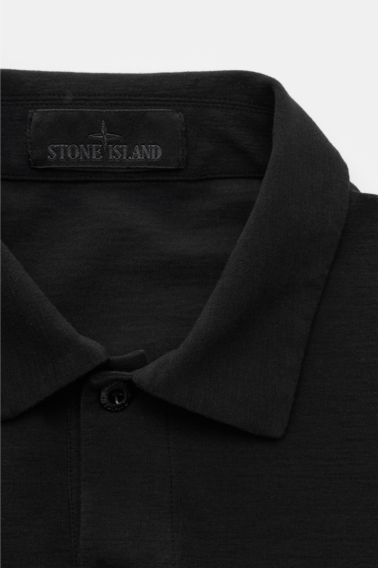 Stone Island Longsleeve-Poloshirt 'Ghost Piece' schwarz, close-up von oben, Polokragen, Zwei-Knopf-Leiste, tonales Logo, reine Baumwolle, extra slim fit.