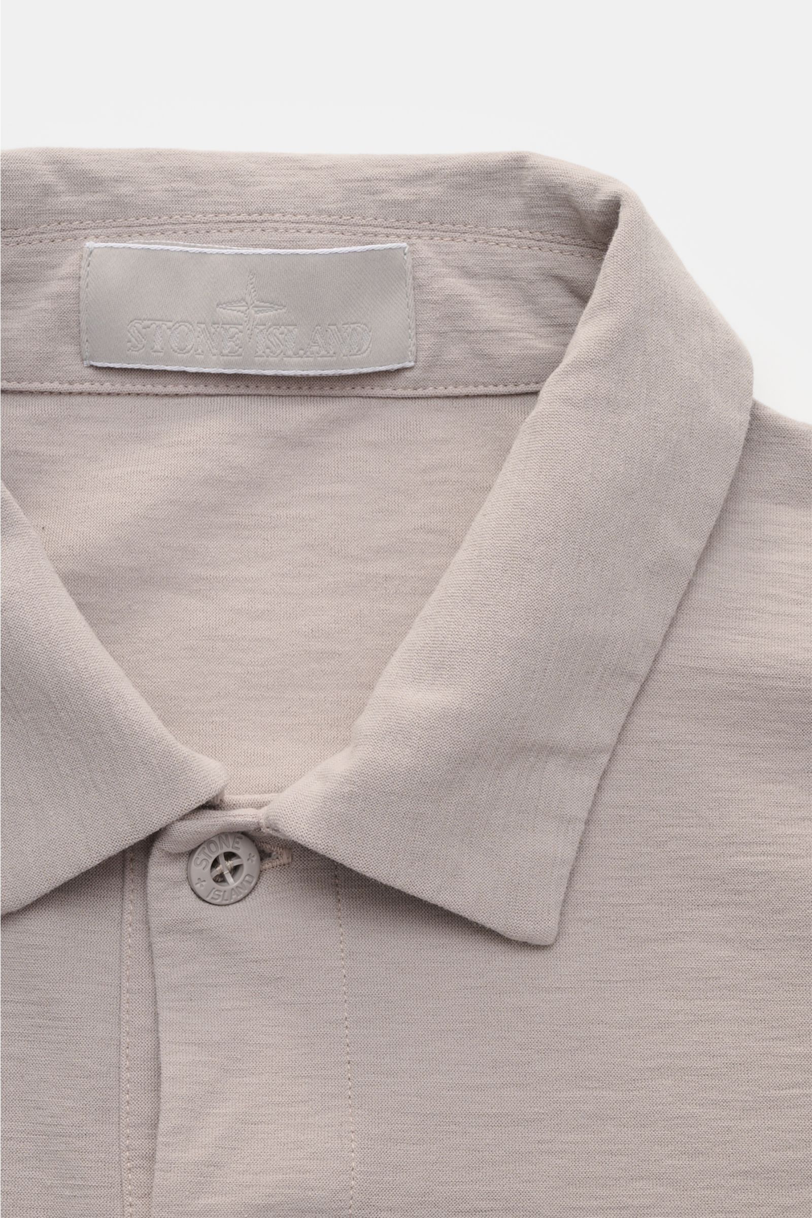 Stone Island Longsleeve-Poloshirt 'Ghost Piece' grau in Extra Slim Fit, Nahaufnahme von Polokragen, Knopf und tonalem Logo, Jersey Baumwolle.