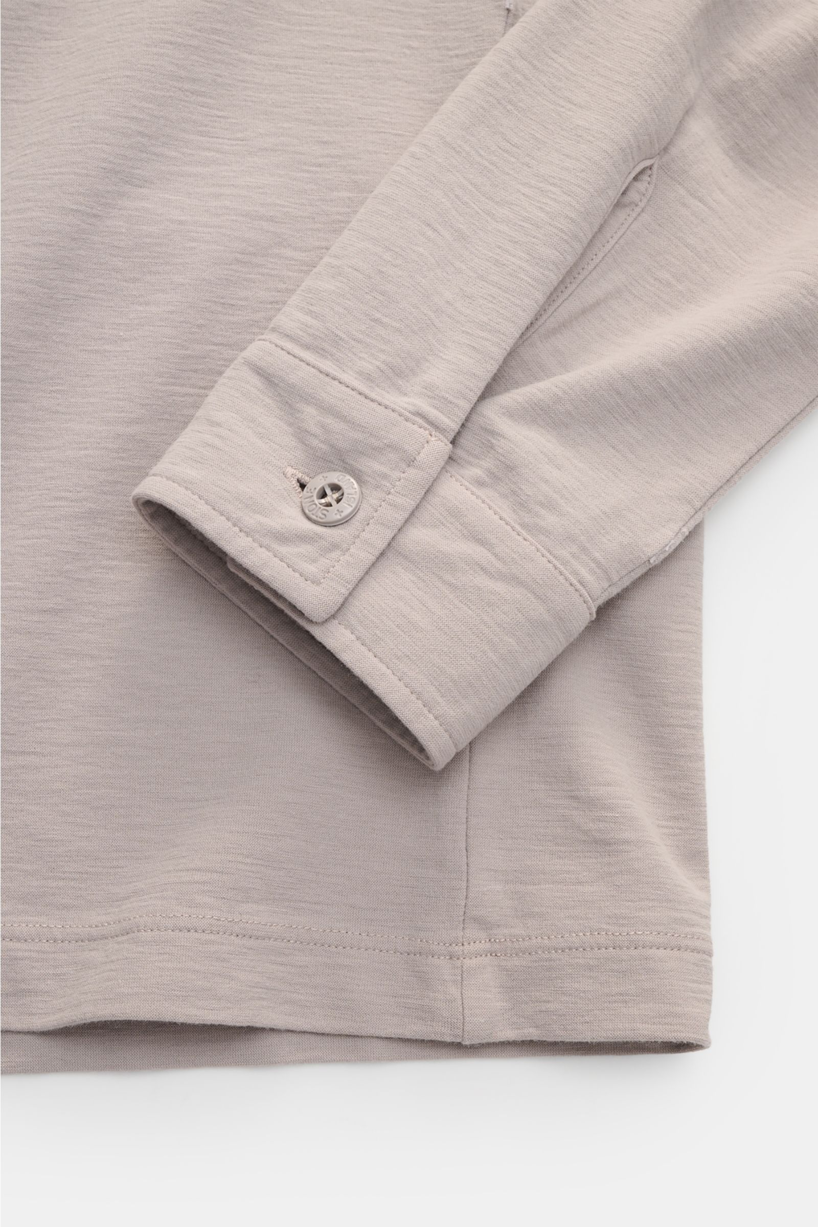 Stone Island Longsleeve-Poloshirt 'Ghost Piece' grau, Detailaufnahme von Ärmelsaum mit Knopf, Baumwoll-Jersey, garment dyed, Extra Slim Fit.