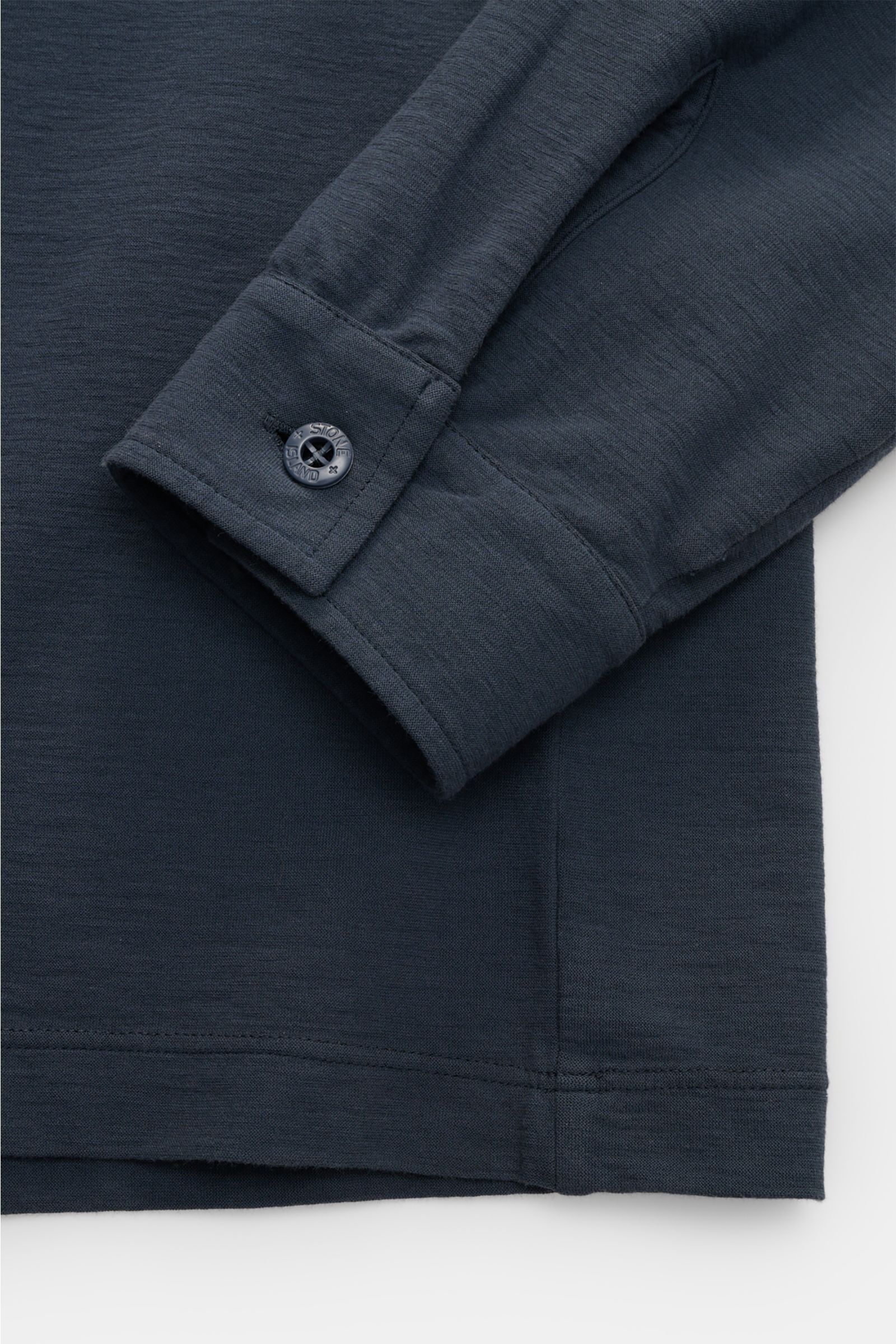 Stone Island Longsleeve-Poloshirt 'Ghost Piece' graublau, Detailaufnahme Ärmel und Saum, reine Baumwolle, garment dyed, tonales Kompasslogo.