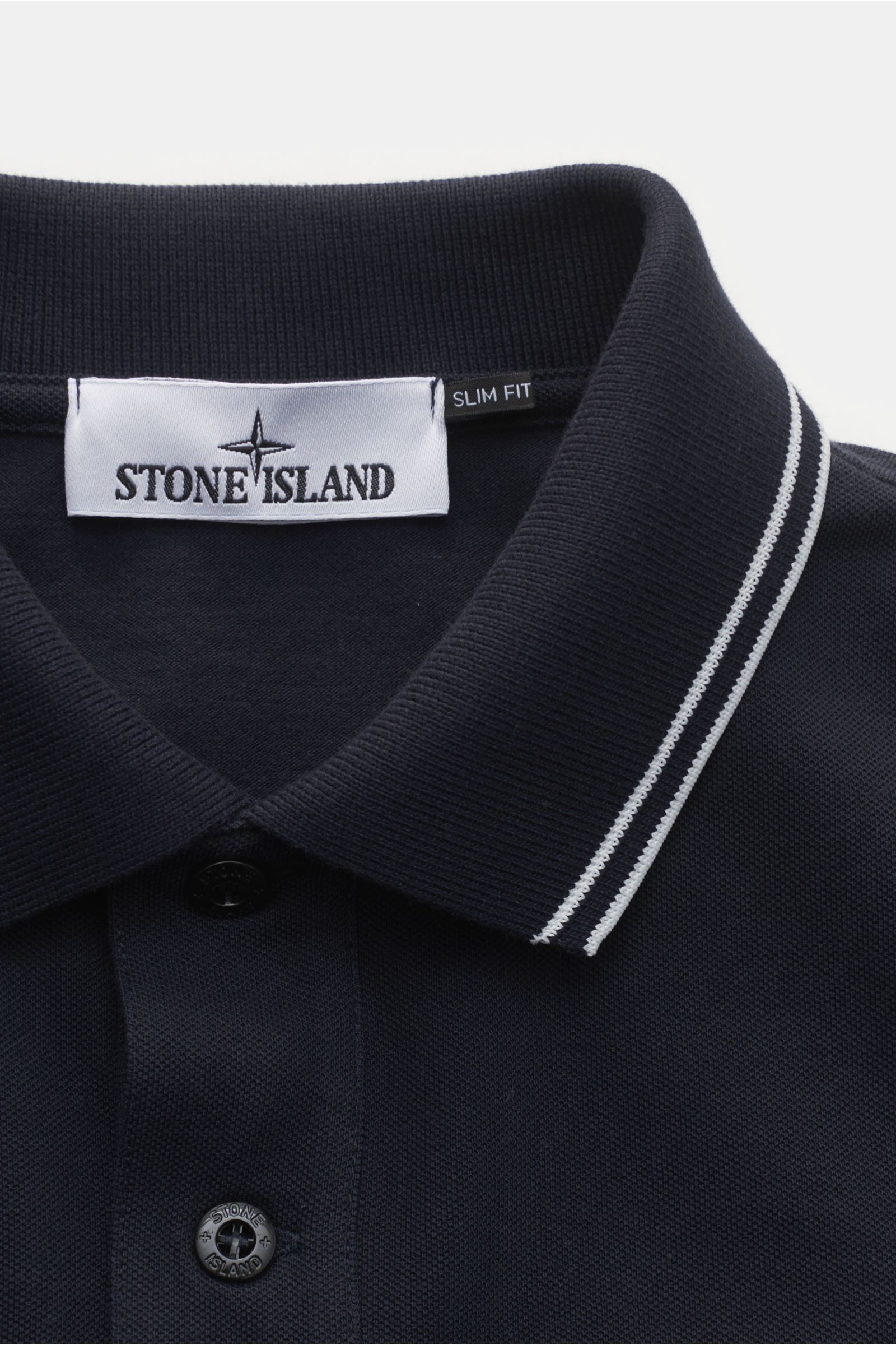 Stone Island Longsleeve-Poloshirt dark navy in Nahaufnahme von oben, Piqué-Jersey, Polokragen mit Kontraststreifen, Slim Fit, Knopfleiste.