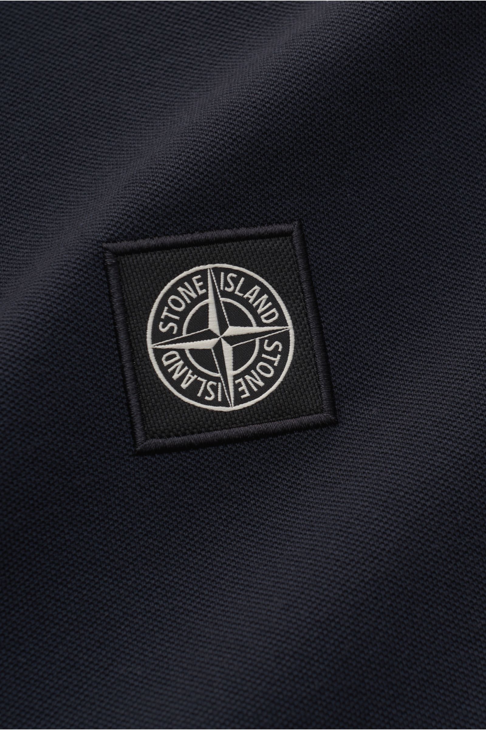 Stone Island Longsleeve-Poloshirt dark navy in Slim Fit, detailnah aus reiner Baumwolle mit tonalem Kompasslogo und Piqué-Struktur.
