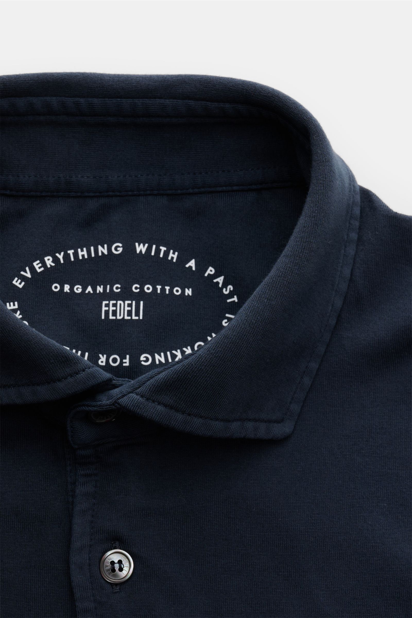 Fedeli Jersey Longsleeve-Poloshirt 'Zero' navy, Nahaufnahme von oben, sanfter, seidiger Griff, reine Giza-Baumwolle, Perlmuttknöpfe, Slim Fit, Polokragen.