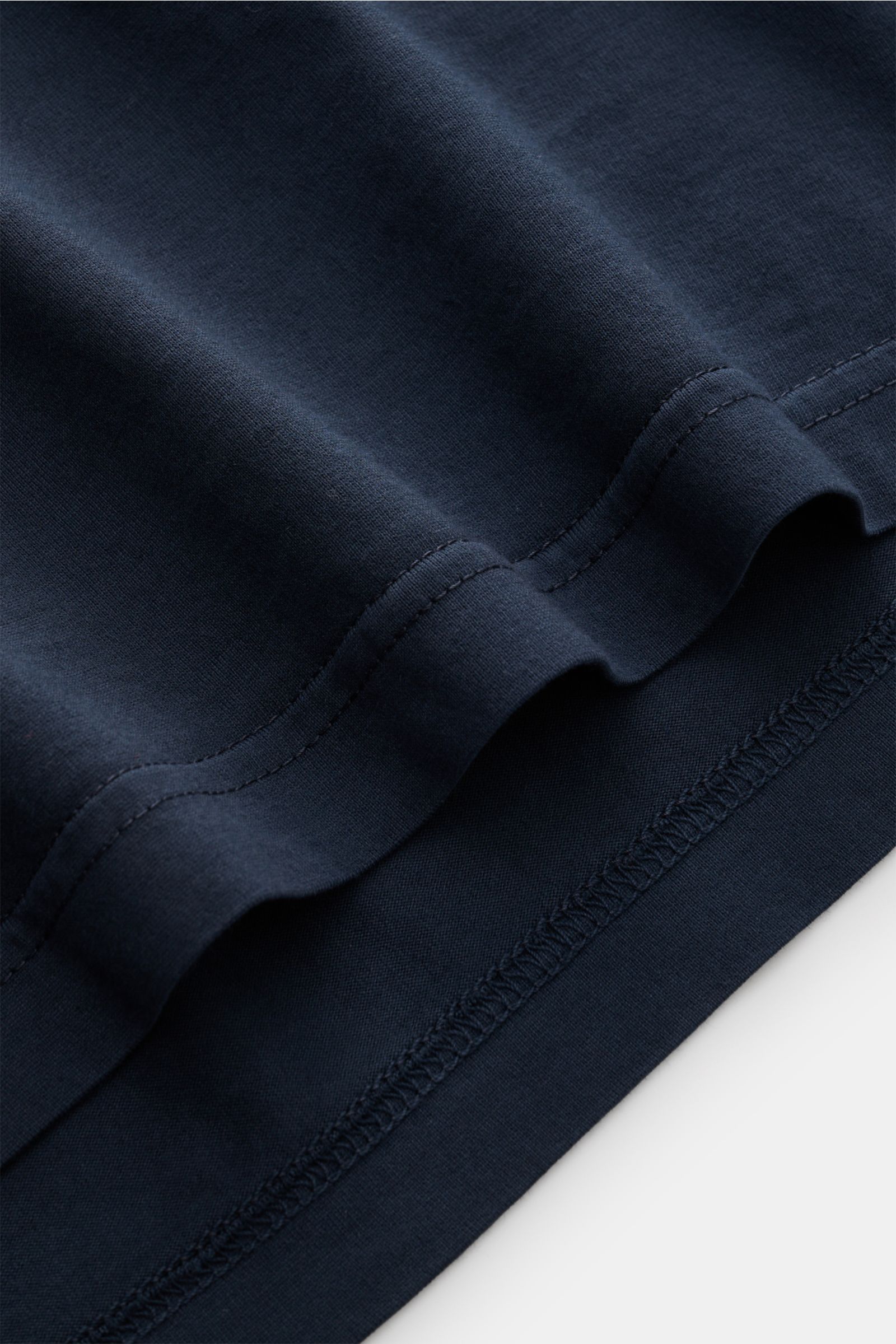 Fedeli Jersey Longsleeve-Poloshirt 'Zero' navy, Detailaufnahme des Saums, sanfter Griff, nachhaltige Giza-Baumwolle, Slim Fit, Perlmuttknöpfe.