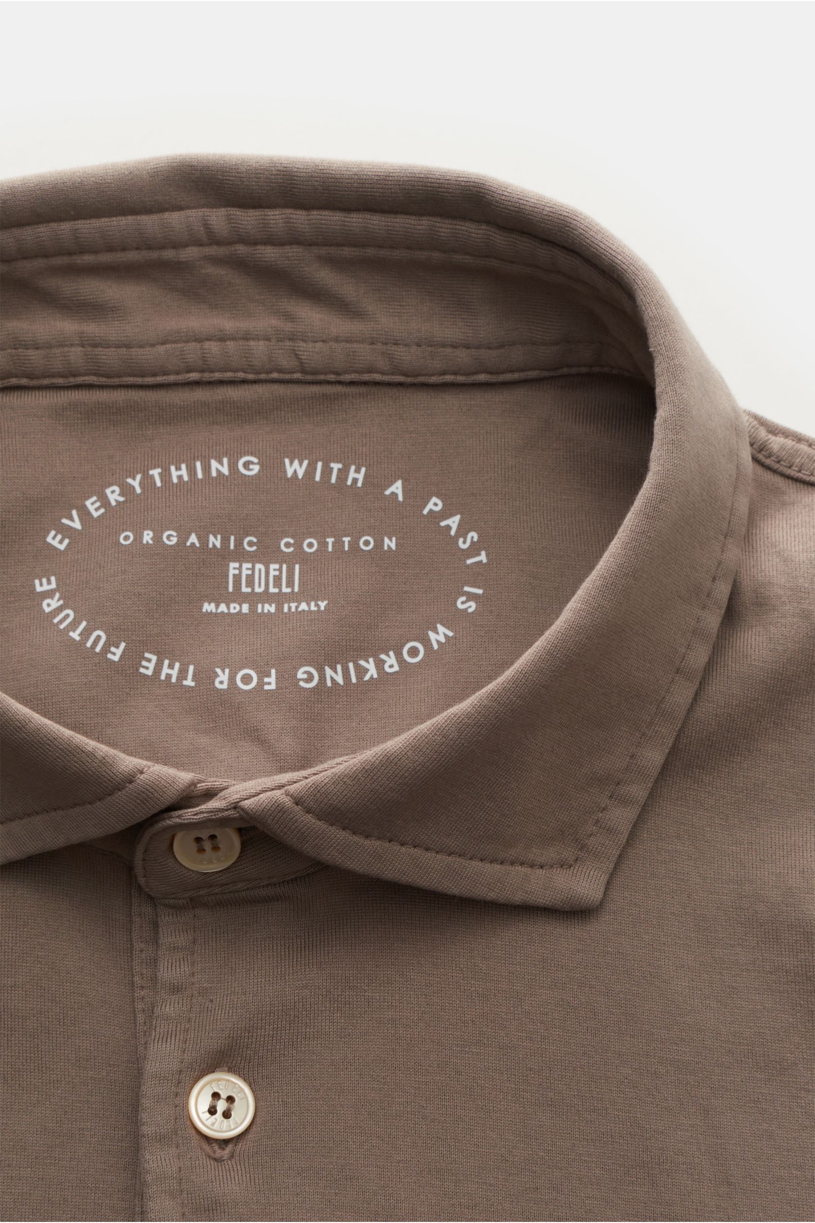 Close-up front view of the Fedeli Jersey Longsleeve-Poloshirt 'Zero' taupe, showcasing its smooth collar and pearl buttons. Sanfter und seidiger Griff: reine Giza-Baumwolle - zu komfortablem Jersey verarbeitet - macht das Longsleeve-Poloshirt 'Zero' vo