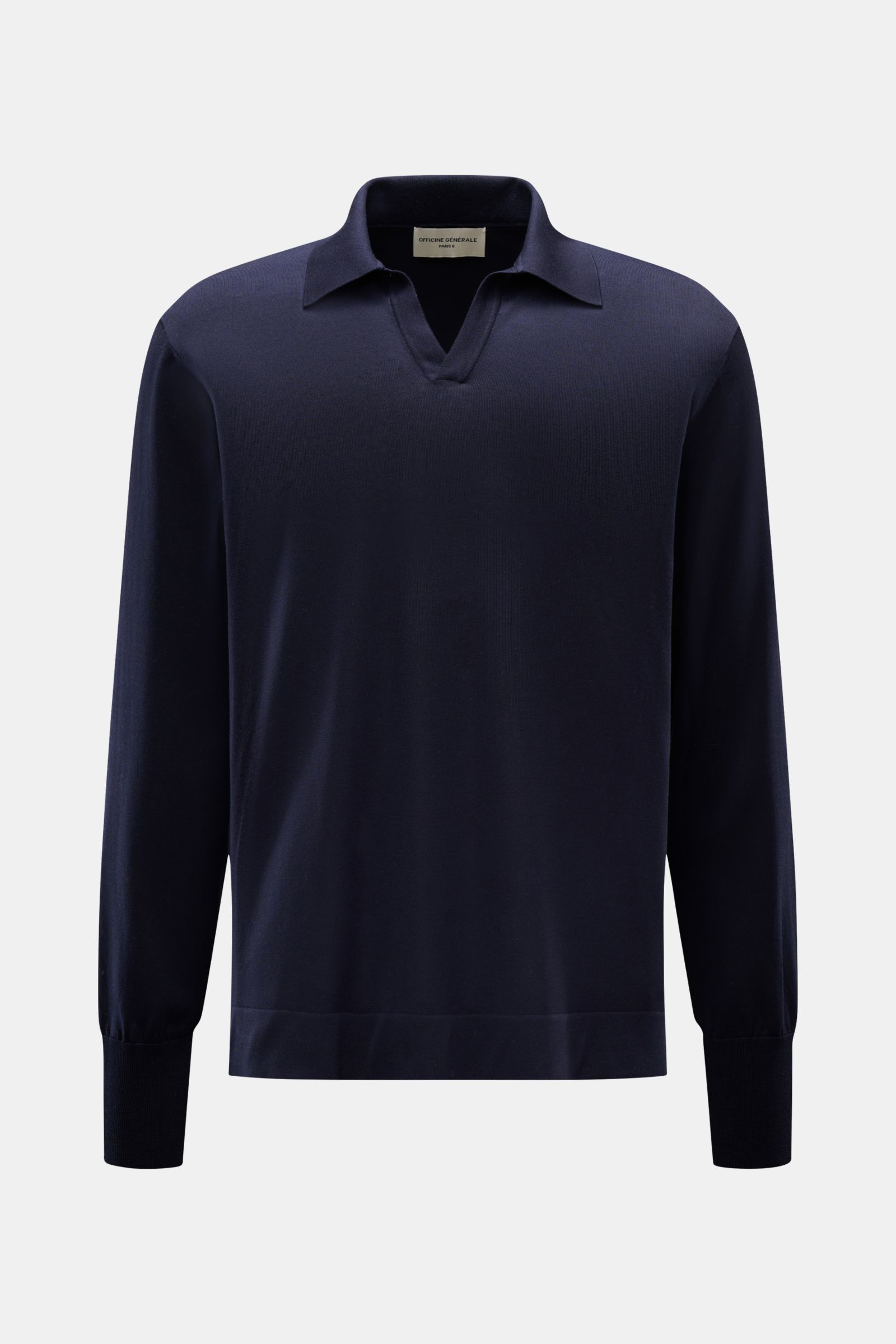 Officine Générale Strickpolo 'Simone' navy, langärmelig, Regular Fit, klassischer Polokragen, weicher Griff, feines Strickbild, Rippbündchen, frontal fotografiert.