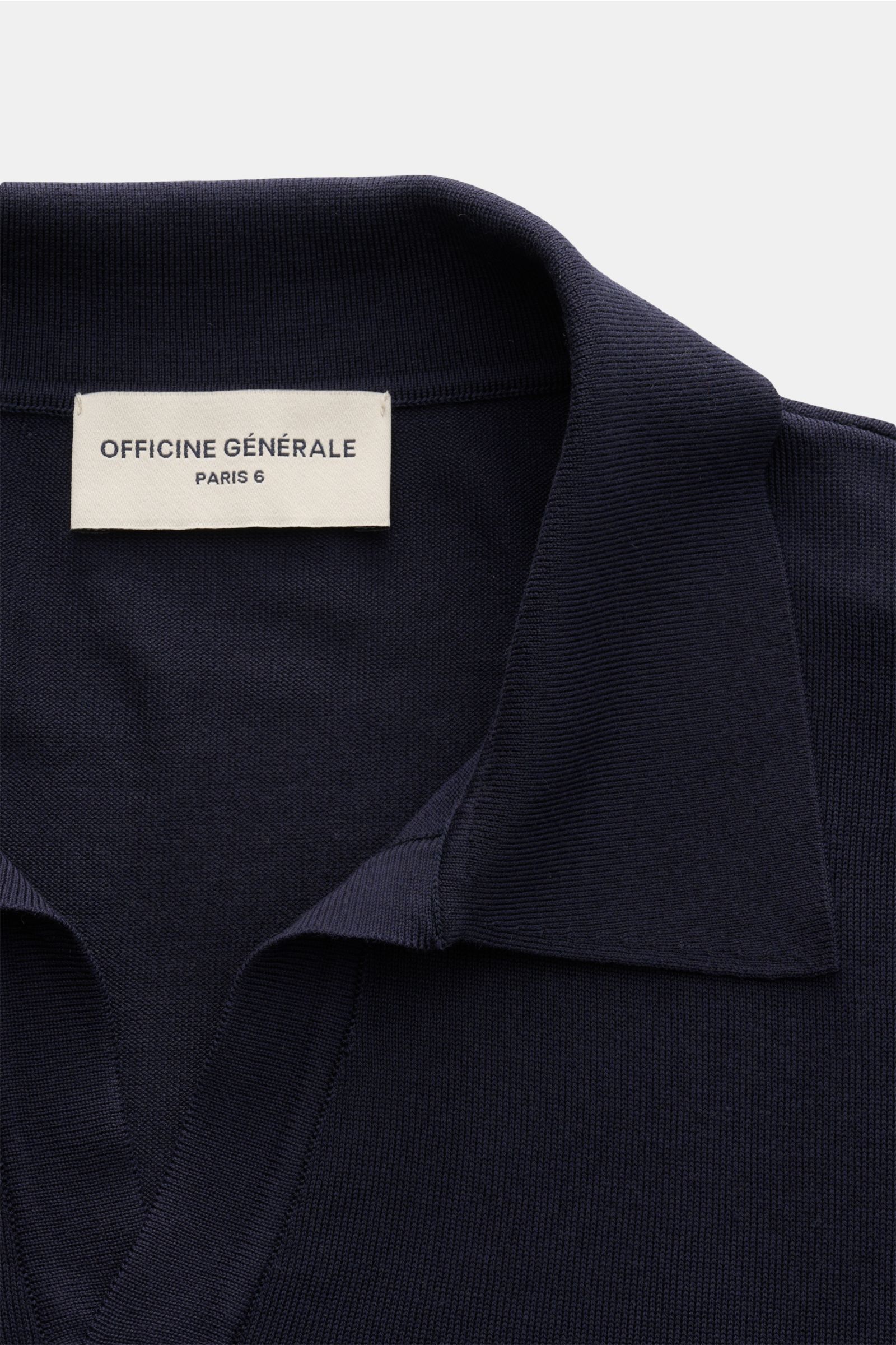Officine Générale Strickpolo 'Simone' navy in Nahaufnahme von oben, Lyocell-Wolle, feines Strickbild, Regular Fit, Polokragen, Rippbündchen, weich.