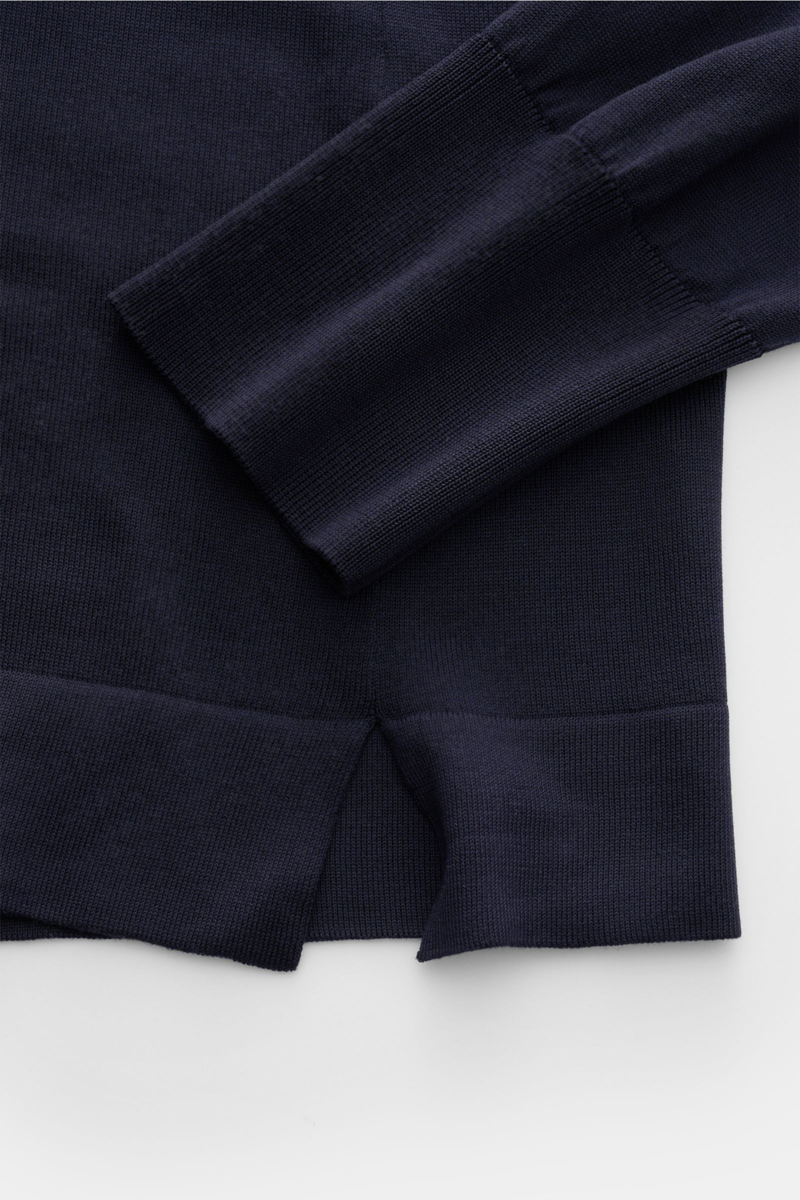 Officine Générale Strickpolo 'Simone' navy, Detailaufnahme von Ärmel und Saum mit seitlichem Schlitz, feines Strickbild, Lyocell-Wolle-Mix.