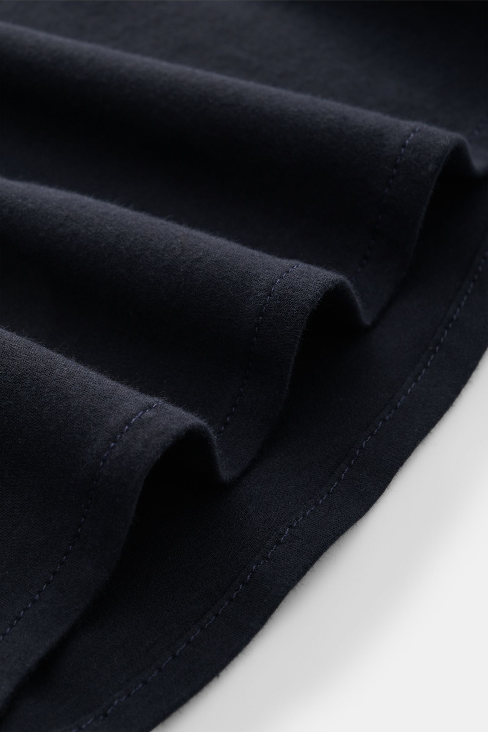 Piacenza 1733 Jersey-Hemd schmaler Kragen dark navy, Detailansicht der weichen Baumwolljersey-Qualität mit glatten Nähten aus Nahaufnahme.