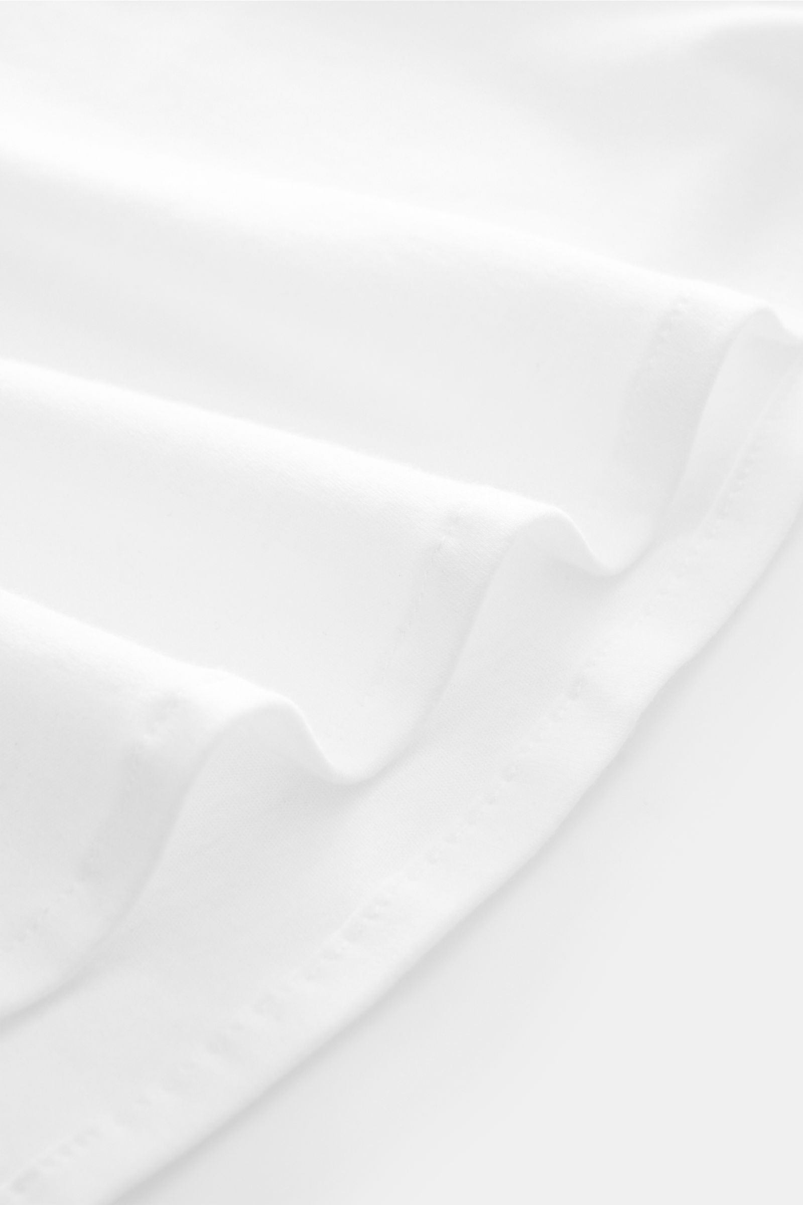 Close-up front view of Piacenza 1733 Jersey shirt slim collar white showing smooth cotton fabric and fine knit texture.

Luxurious comfort for everyday wear: This jersey shirt from PIACENZA 1733, made from soft cotton, combines stylish design with exce
