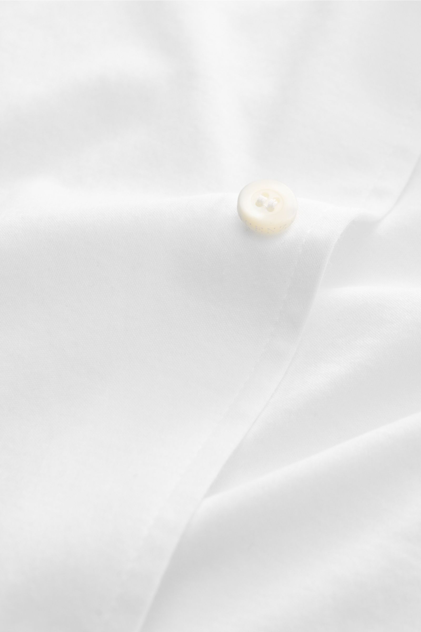 Close-up view of the white Piacenza 1733 Jersey shirt slim collar white, showing smooth button placket and classic barrel cuff button.

Luxurious comfort for everyday wear: This jersey shirt from PIACENZA 1733, made from soft cotton, combines stylish d