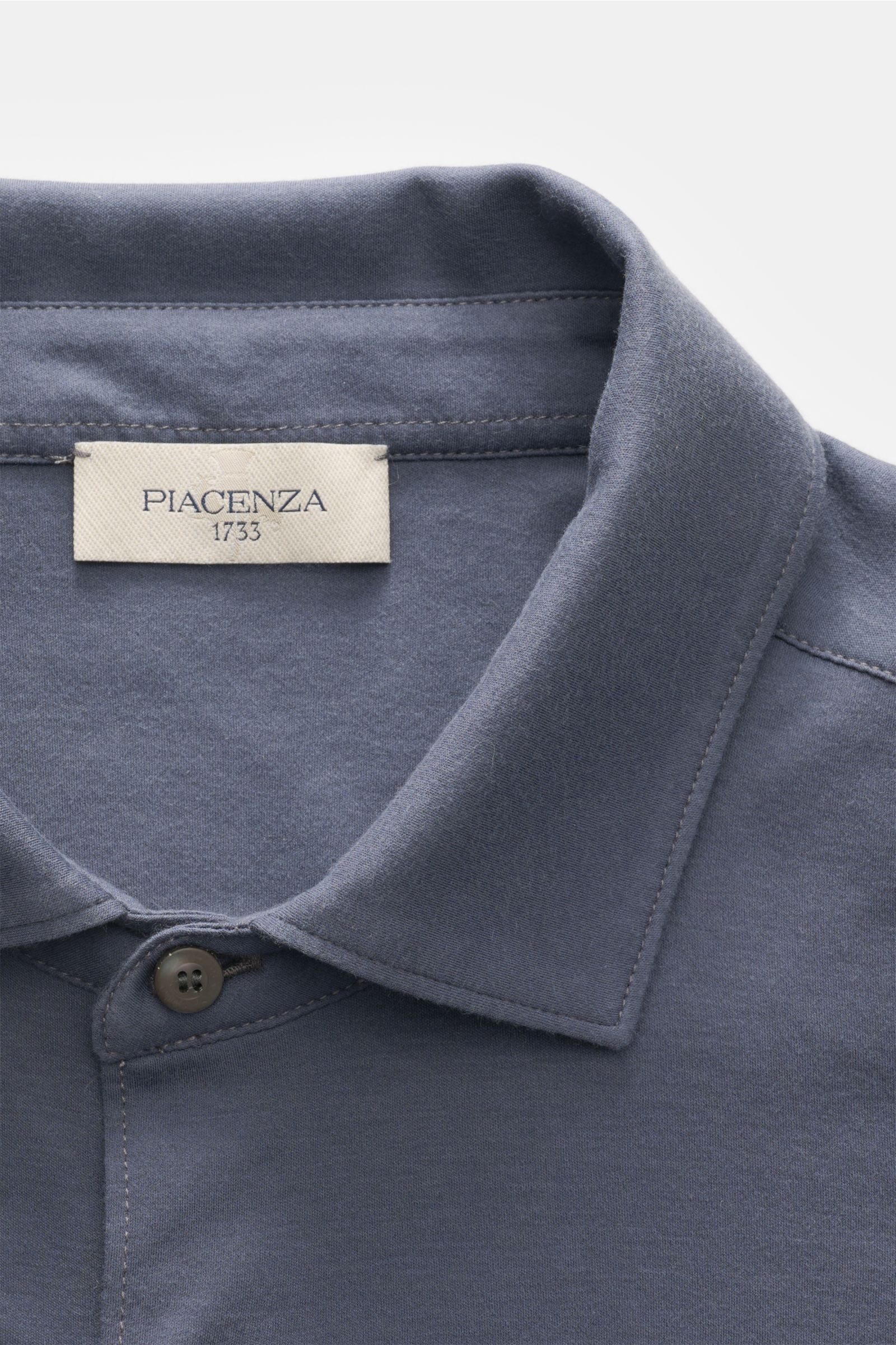 Piacenza 1733 Jersey-Hemd schmaler Kragen graublau, Detailaufnahme von oben, Jersey aus reiner Baumwolle, Slim Fit, weicher Griff, glatte Knopfleiste.