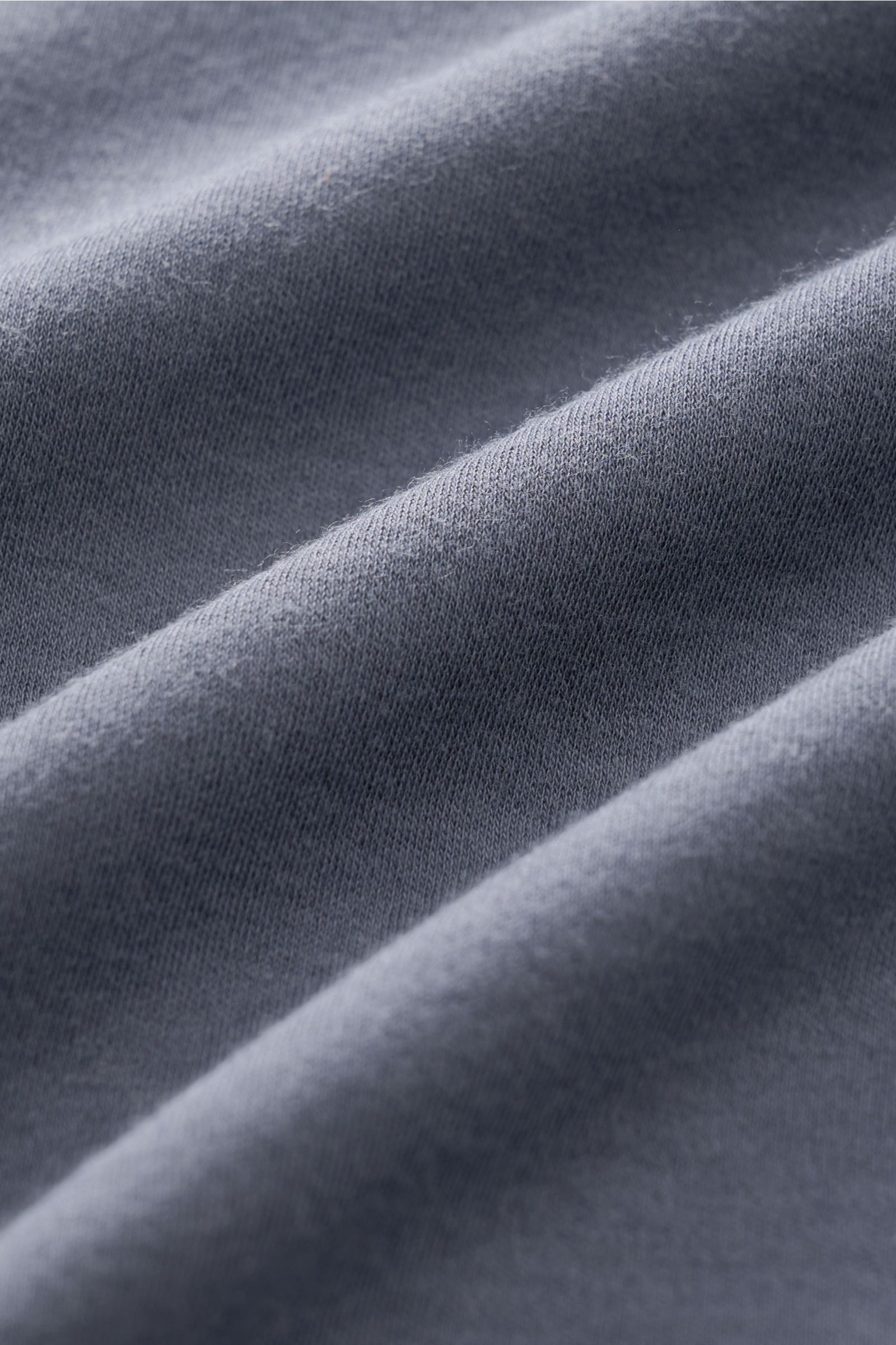 Piacenza 1733 Jersey-Hemd schmaler Kragen graublau in Nahaufnahme aus schräger Perspektive, weicher Jersey aus reiner Baumwolle, feines Strickbild, Slim Fit, glatte Knopfleiste, klassische Sportmanschette.