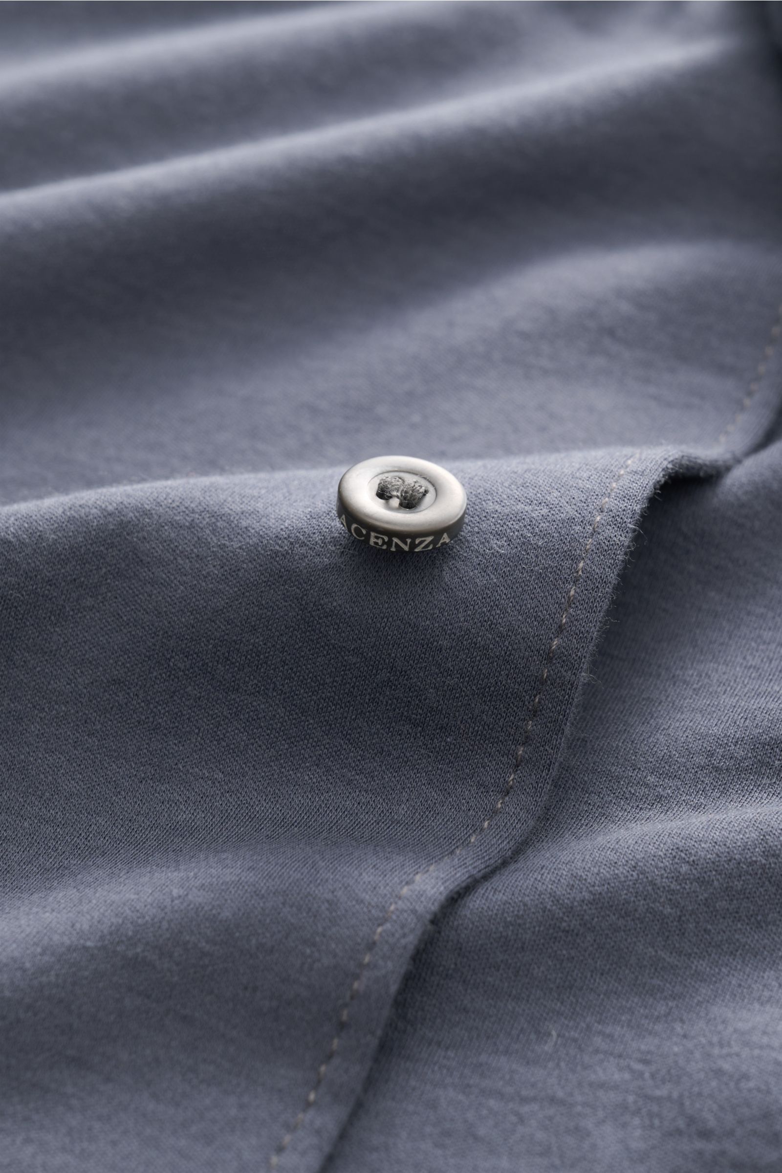 Piacenza 1733 Jersey-Hemd schmaler Kragen graublau, Detailaufnahme von Knopf und feinem, weichem Baumwoll-Jersey, Slim Fit, Sportmanschette.