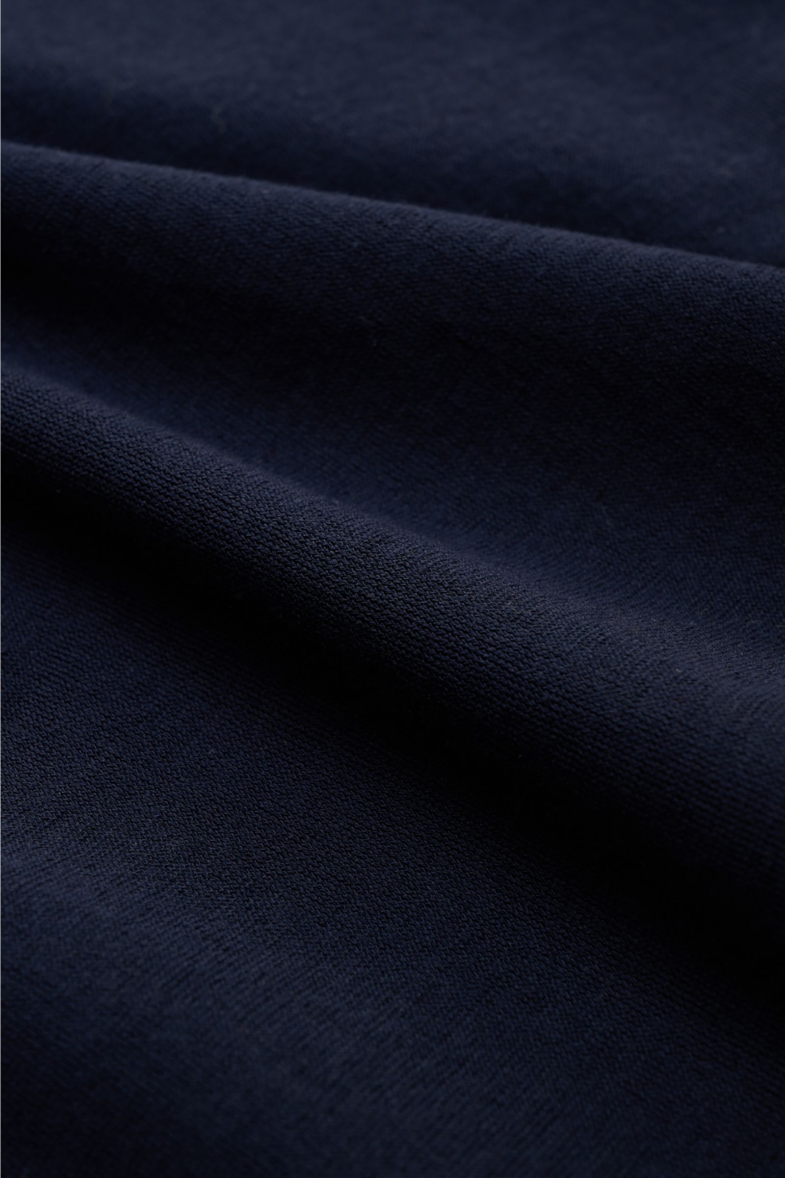 BRAUN Hamburg Jersey Longsleeve-Poloshirt navy, Detailaufnahme des reinen Baumwolljerseys mit leicht griffiger Haptik, Nahaufnahme der Struktur.