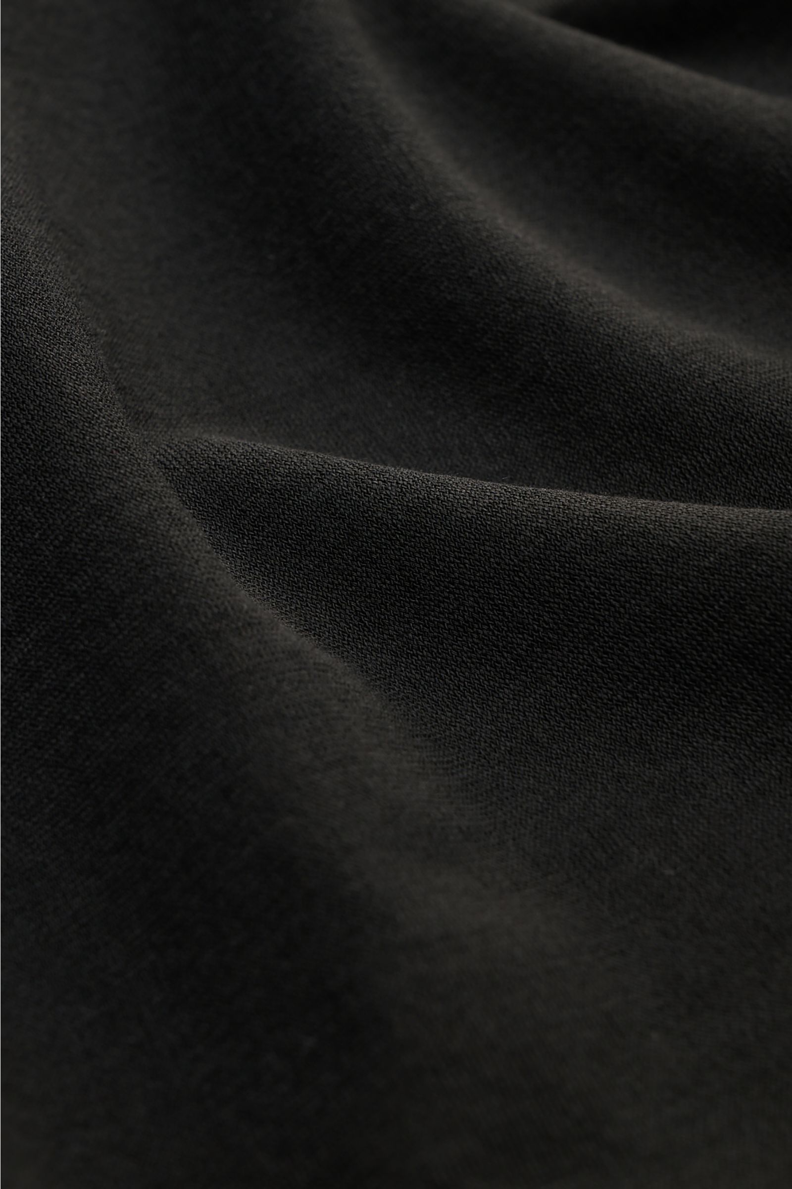 Gran Sasso Jersey Longsleeve-Poloshirt schwarz Detailaufnahme der Baumwoll-Jersey-Struktur, leicht griffig, aus nächster Nähe fotografiert.