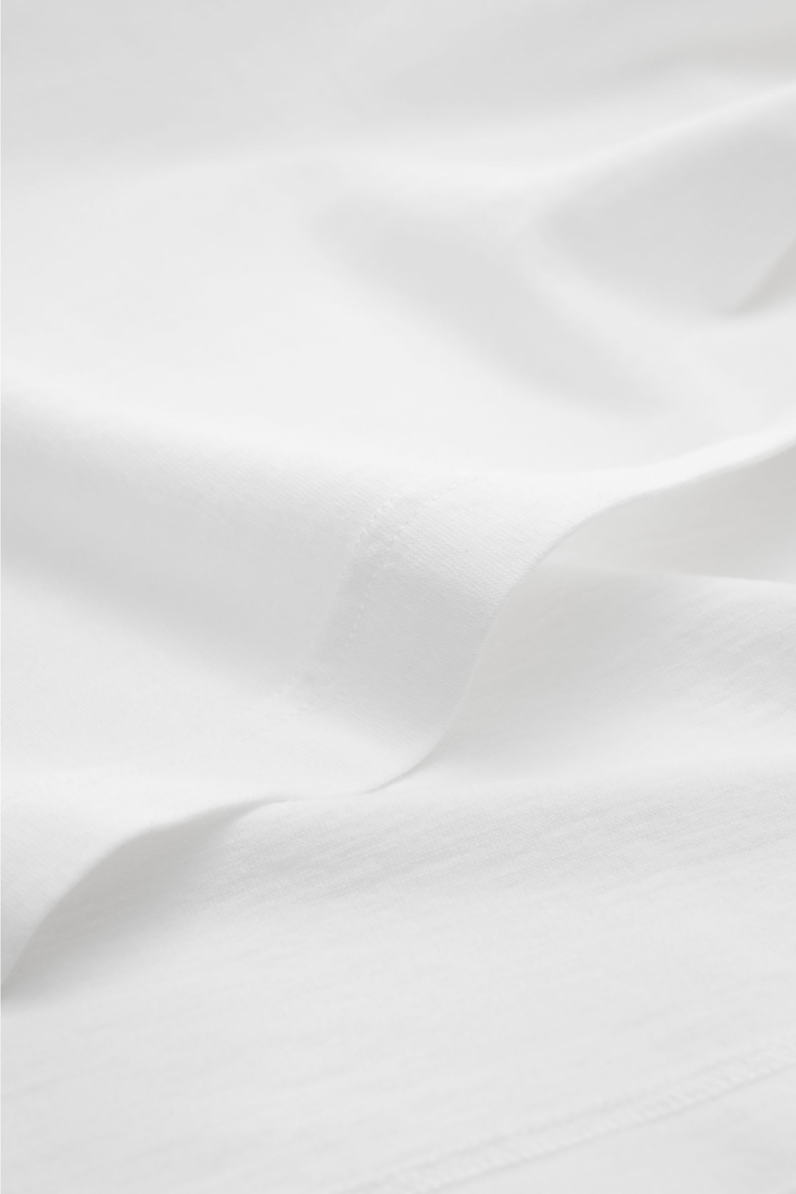 Gran Sasso Jersey Longsleeve-Poloshirt weiß aus Baumwoll-Jersey, Slim Fit, Haifischkragen, Drei-Knopf-Leiste, Sportmanschetten, seitliche Saumschlitze, Detailaufnahme Stoffstruktur.