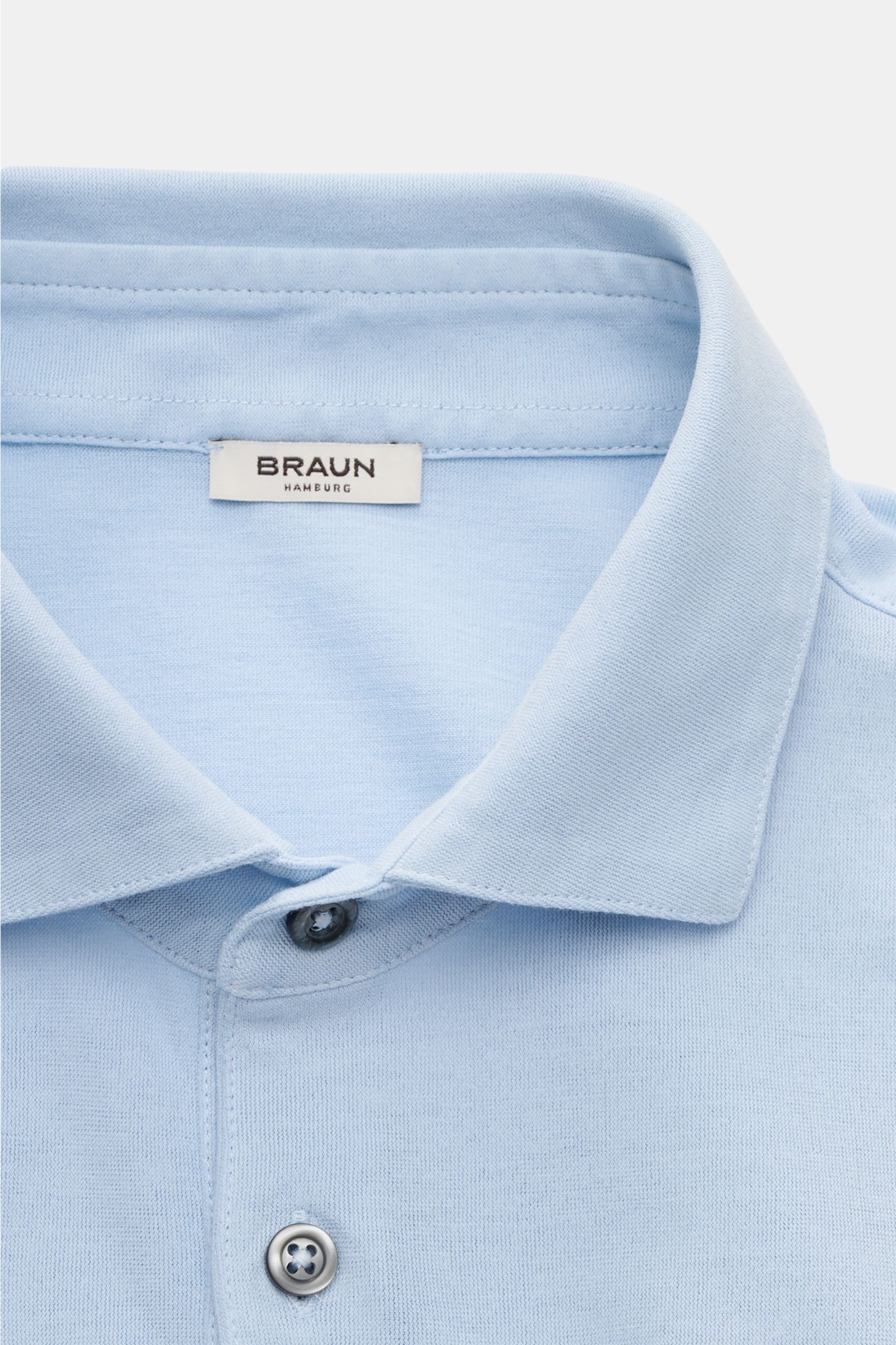 Gran Sasso Jersey Longsleeve-Poloshirt hellblau shown from a close-up front perspective, featuring a shark collar, smooth three-button placket, made of cotton jersey with a slightly textured feel, slim fit, classic sport cuffs, and side hem slits. Sportiv