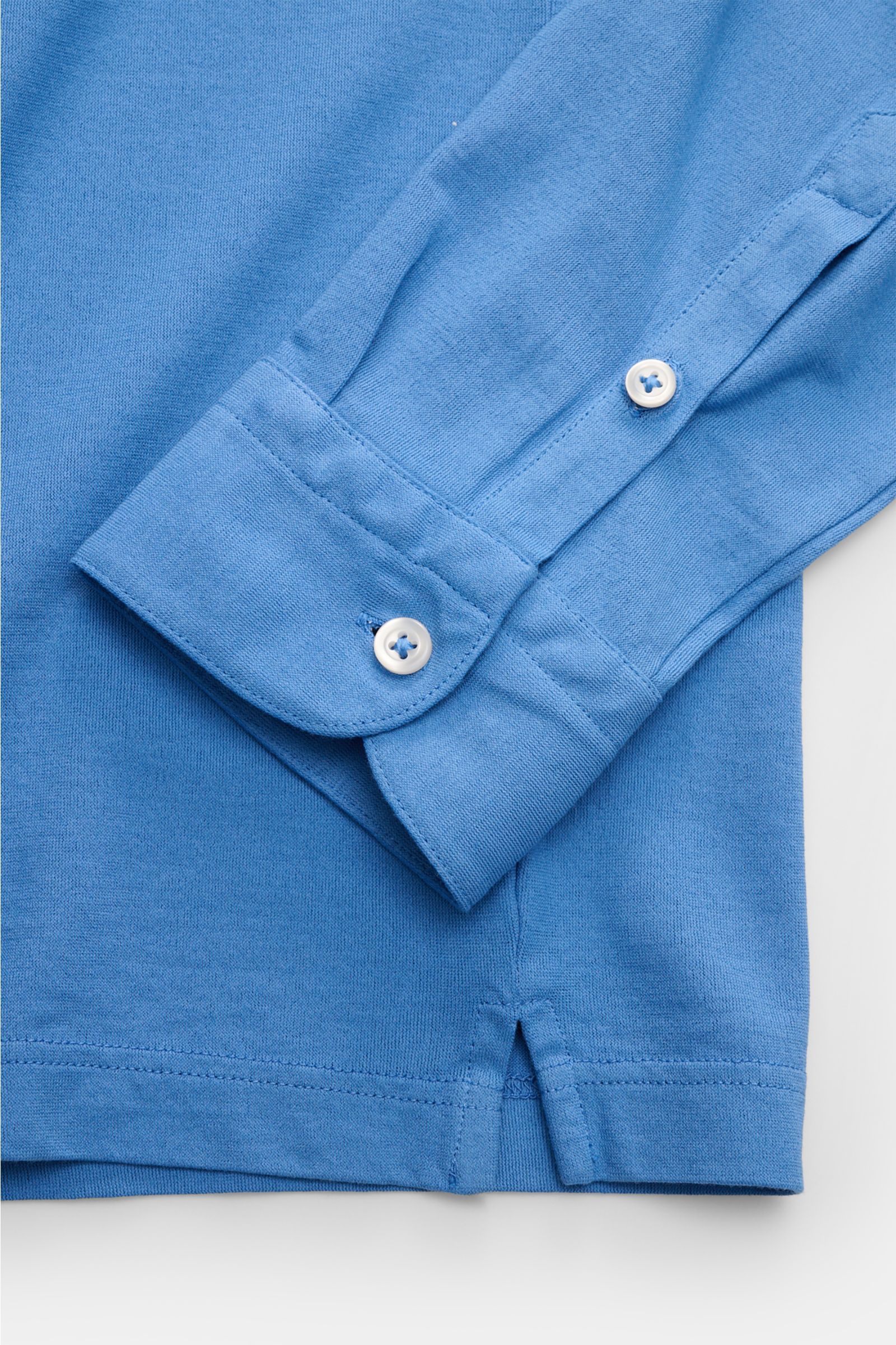 Close-up front view of the cuff and hem of the BRAUN Hamburg Jersey long sleeve polo shirt blue, made of pure cotton jersey with side vents.

Description: Sporty style for the new season: BRAUN HAMBURG has processed pure cotton into comfortable jersey 