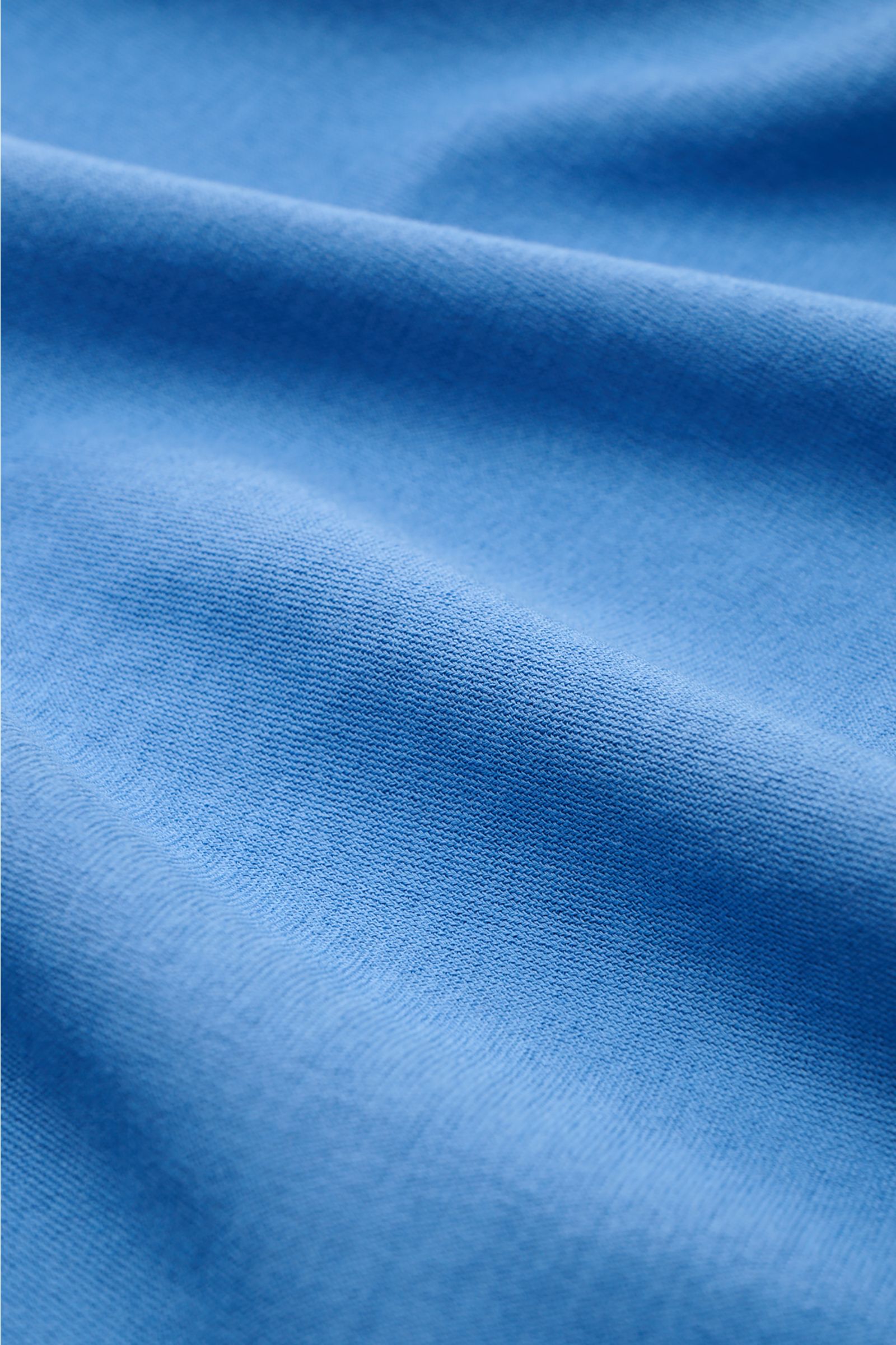 Close-up front view of the blue fabric texture of the BRAUN Hamburg Jersey long sleeve polo shirt blue made of pure cotton jersey.

Sporty style for the new season: BRAUN HAMBURG has processed pure cotton into comfortable jersey to make this long sleev