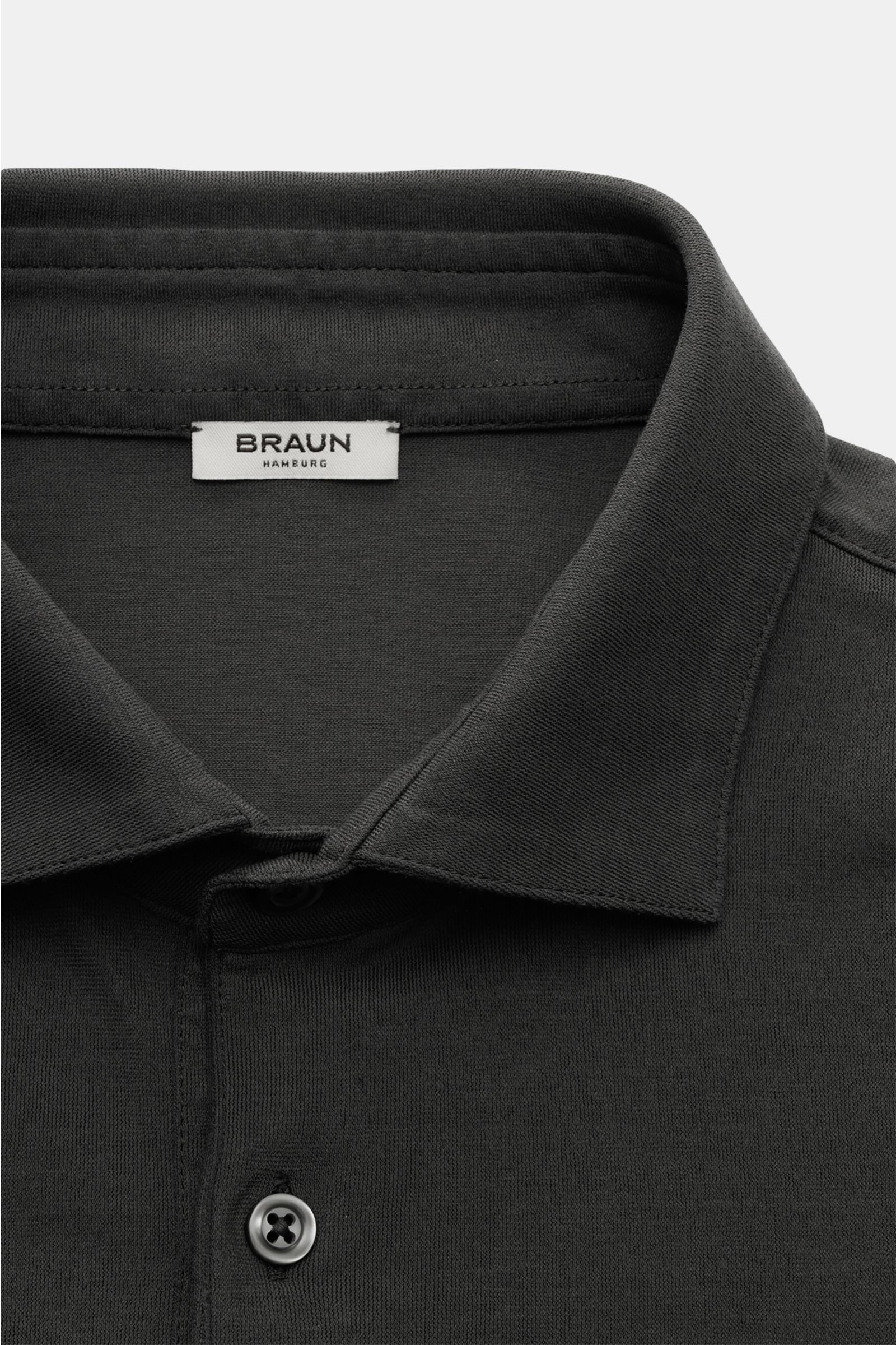 Close-up front view of the collar and top buttons of the BRAUN Hamburg Jersey long sleeve polo shirt anthracite, made of cotton jersey, slim fit, shark collar, three-button placket, classic barrel cuffs, and hem with side vents. Sporty style for the new s