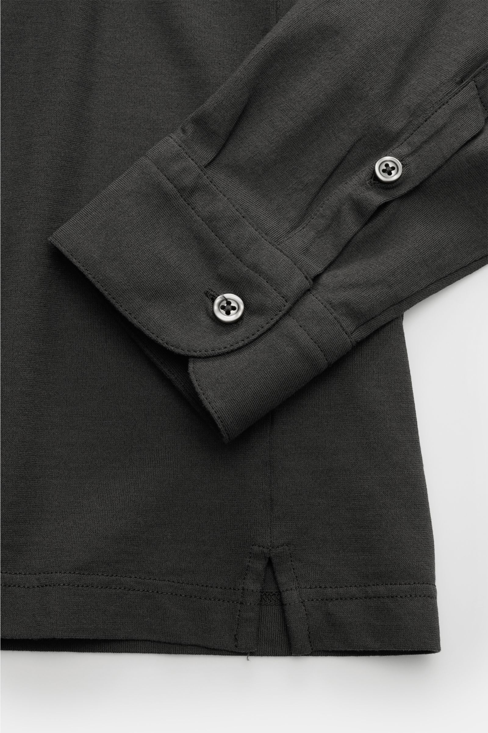 Close-up view of the cuff and hem of the BRAUN Hamburg Jersey long sleeve polo shirt anthracite, showing the slim fit, shark collar, three-button placket, barrel cuffs, and hem with side vents.

Description: Sporty style for the new season: BRAUN HAMBU