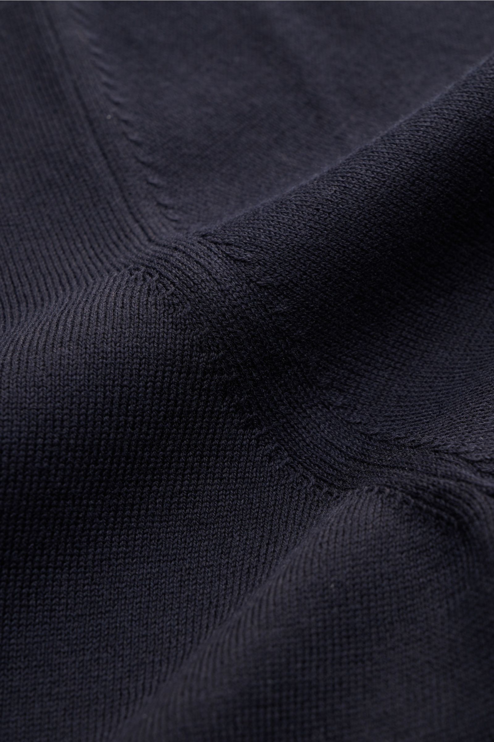 Gran Sasso Strickpolo dark navy aus reiner Baumwolle, feines Strickbild, offener Kragen, elastische Bündchen, Detailfoto von oben.