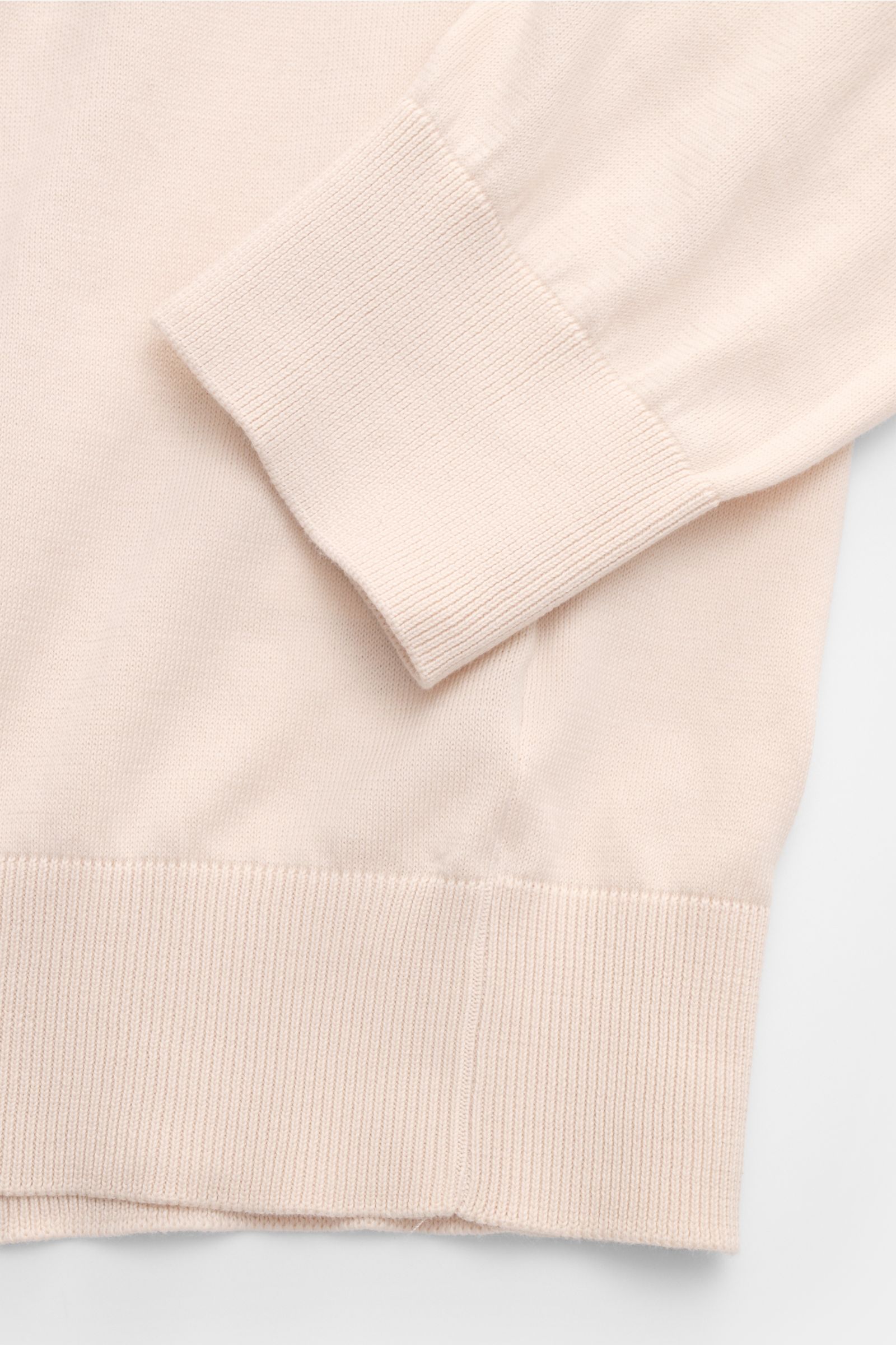 Gran Sasso Strickpolo sand im Detail, Nahaufnahme von Ärmel und Saum, reine Baumwolle, feiner Strick, elastische Rippbündchen.