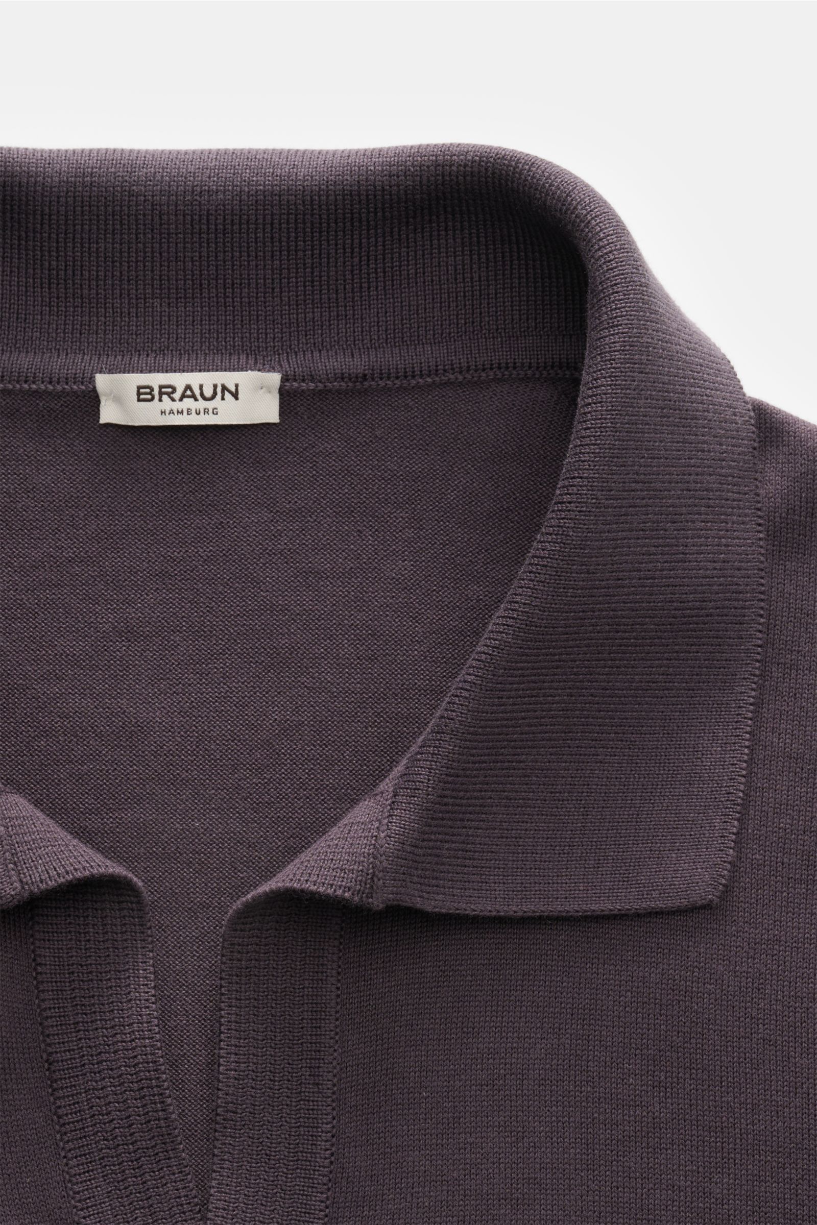 Close-up front view of the BRAUN Hamburg Knit polo shirt anthracite showing the open collar placket and fine knit texture.

Elegant basic for every day: The BRAUN HAMBURG knit polo is an elegant alternative to a jumper – made from lightweight cotton in