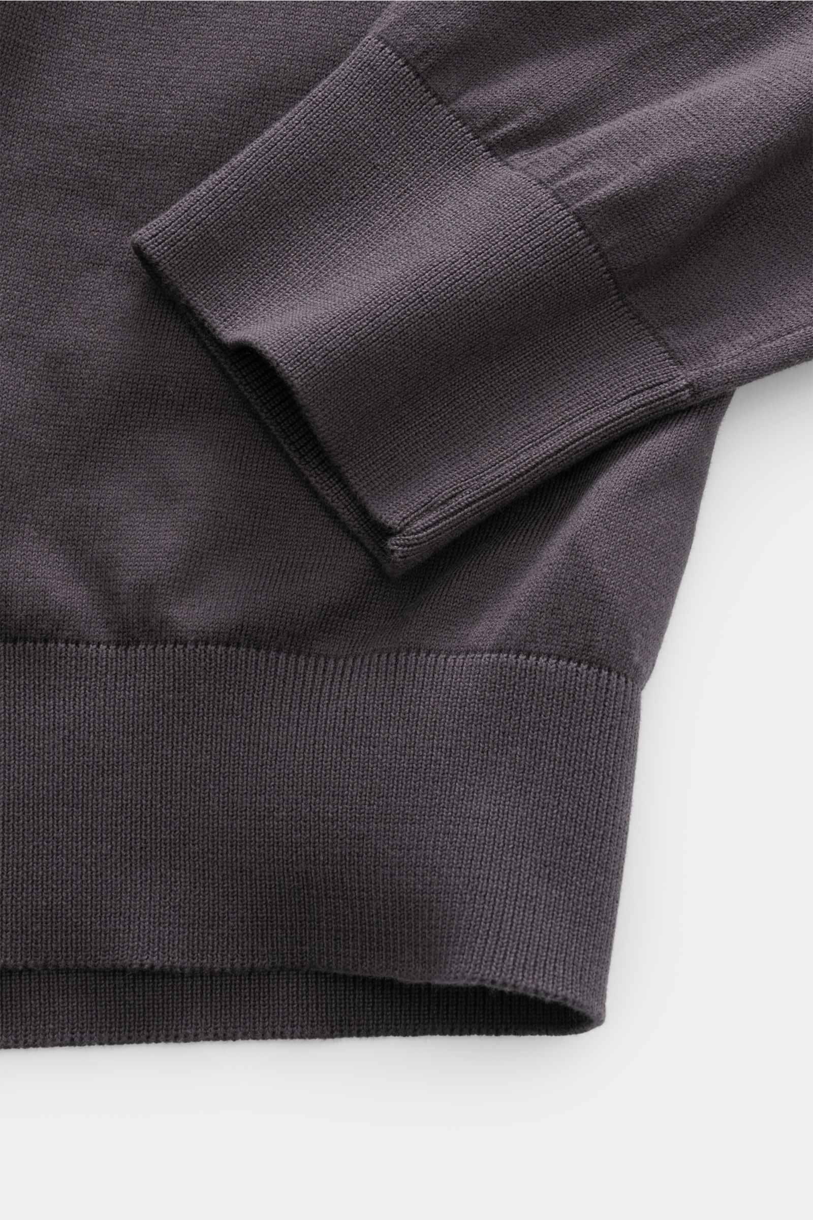 Nahaufnahme des Ärmels und Saums vom BRAUN Hamburg Strickpolo anthrazit in Regular Fit aus weicher, reiner Baumwolle mit feinem Strickbild und elastischen Rippbündchen.