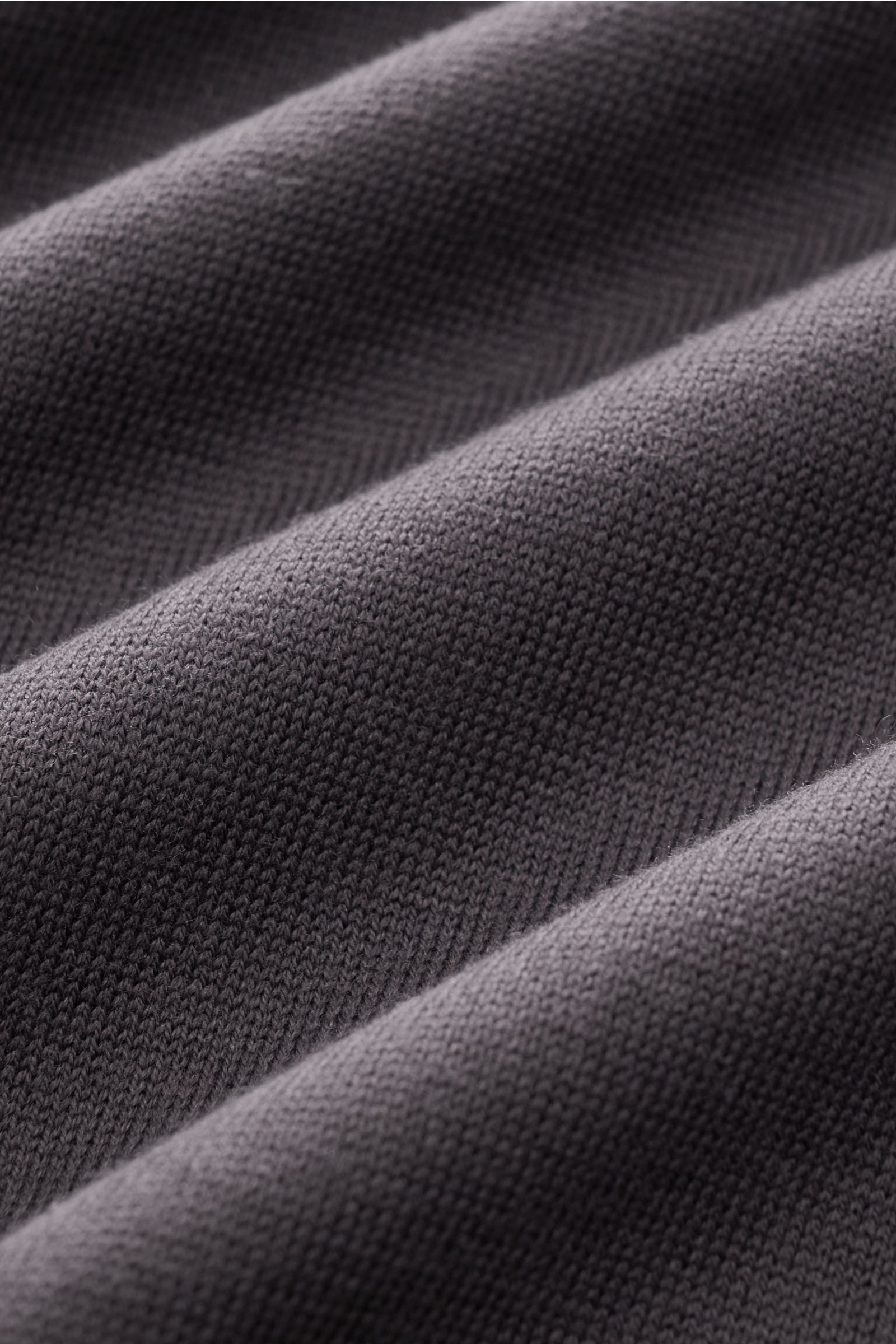 Nahaufnahme des feinen Strickbildes des BRAUN Hamburg Strickpolo anthrazit aus reiner Baumwolle mit offenem Kragen und weichem Griff.