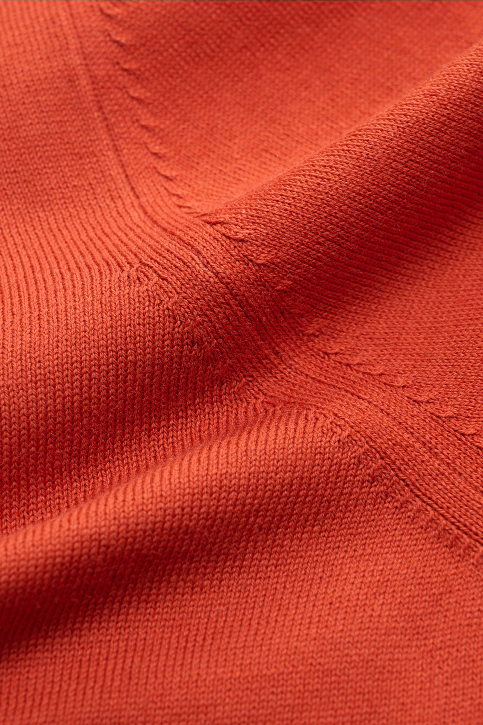 Gran Sasso Strickpolo orange aus feiner Baumwolle, weicher Griff, offener Kragen, elastische Bündchen, Nahaufnahme des Strickmusters.
