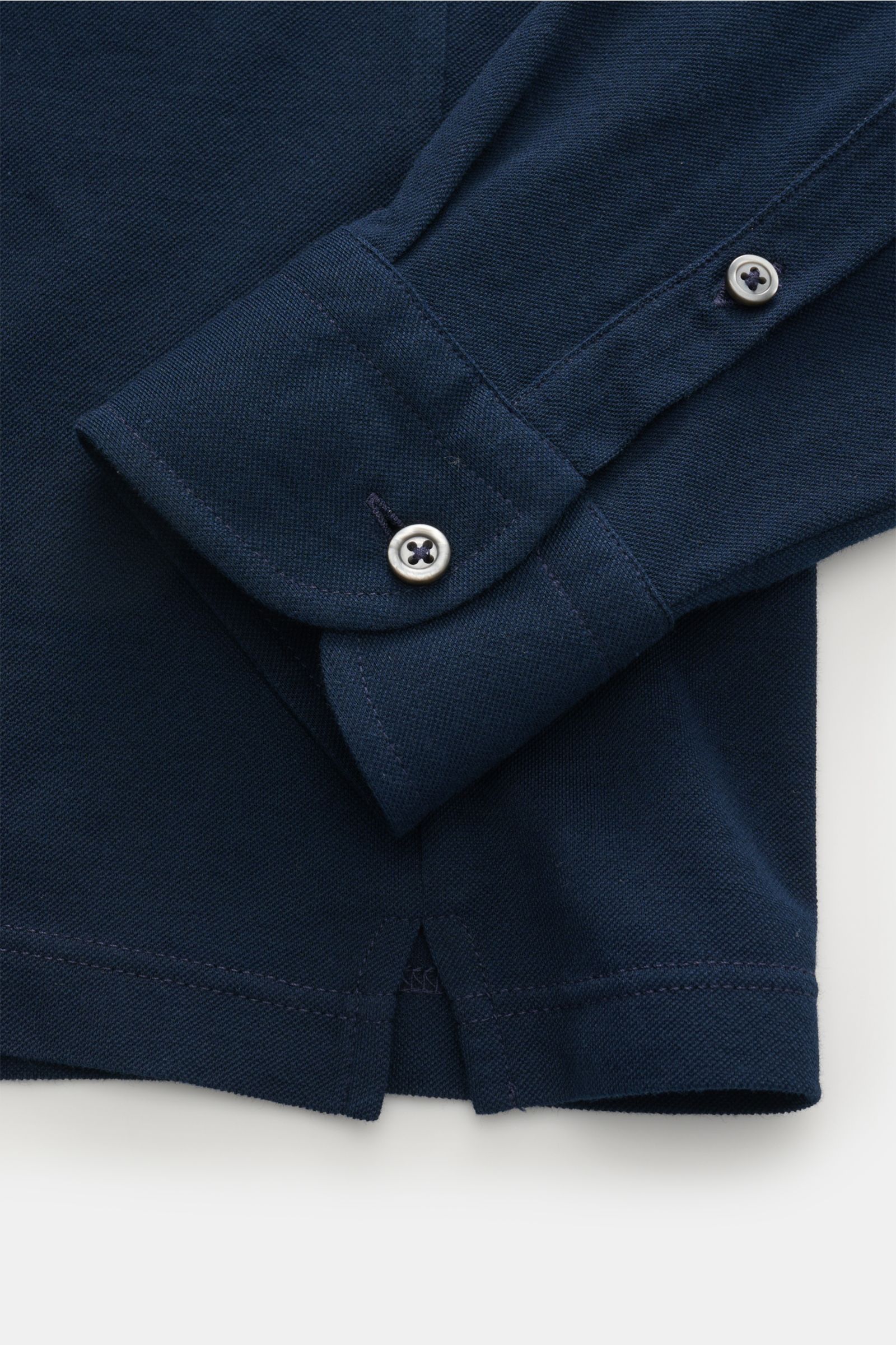 Alt-Tag (124 Zeichen): Nahaufnahme des Ärmels und Saums vom BRAUN Hamburg Longsleeve-Poloshirt navy aus Baumwoll-Piqué in Slim Fit.
