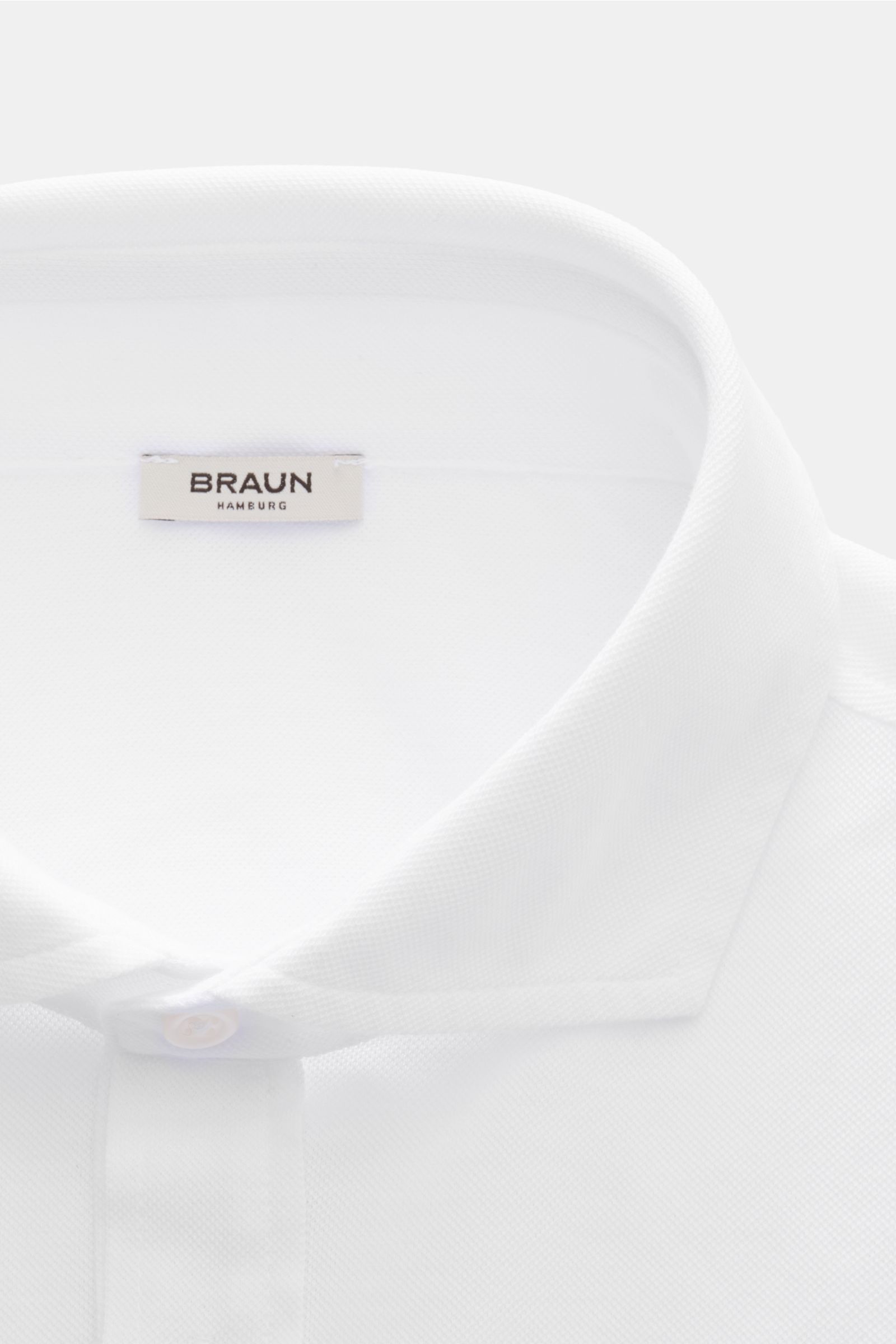 BRAUN Hamburg Longsleeve-Poloshirt weiß, Detailaufnahme Haifisch-Kragen und Fünf-Knopf-Leiste aus Baumwoll-Piqué, Slim Fit.