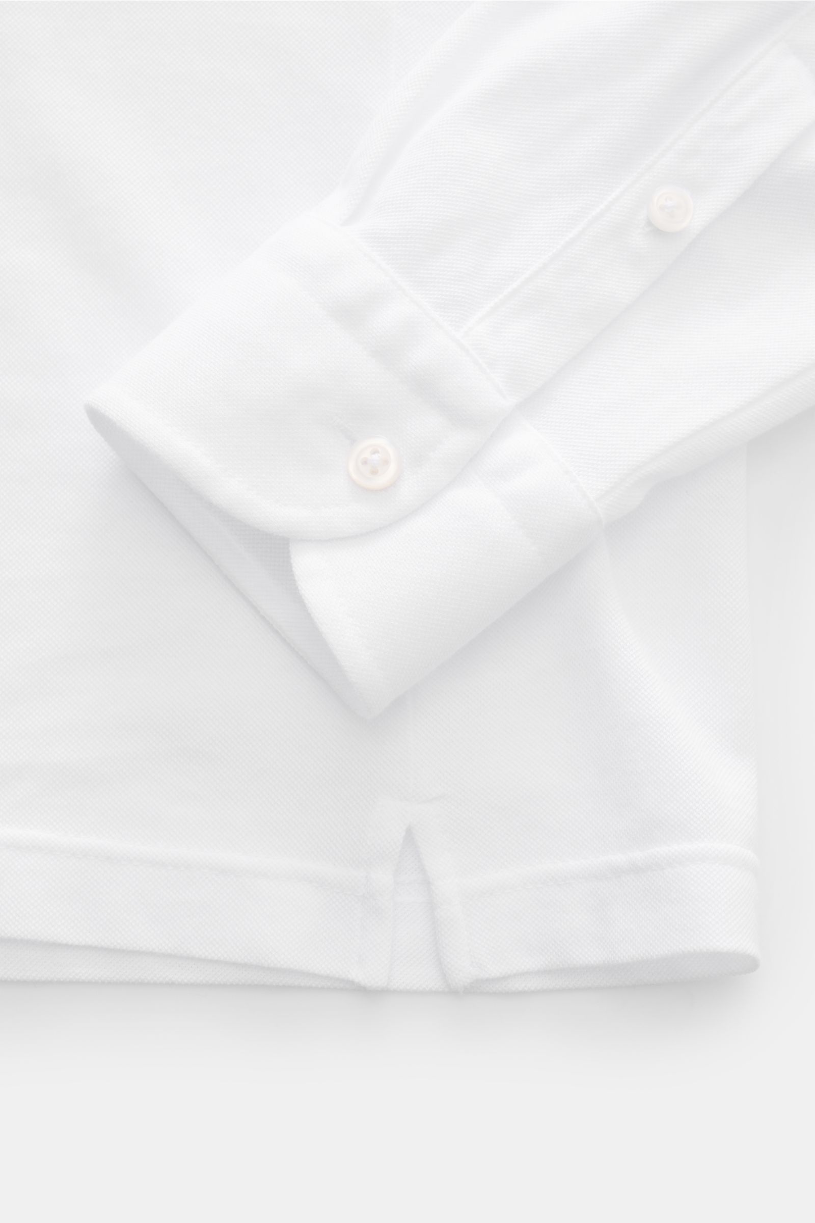 BRAUN Hamburg Longsleeve-Poloshirt weiß, Detailansicht Ärmel und Saum, Baumwoll-Piqué, Slim Fit, Haifisch-Kragen, Sportmanschette, Saumschlitze.