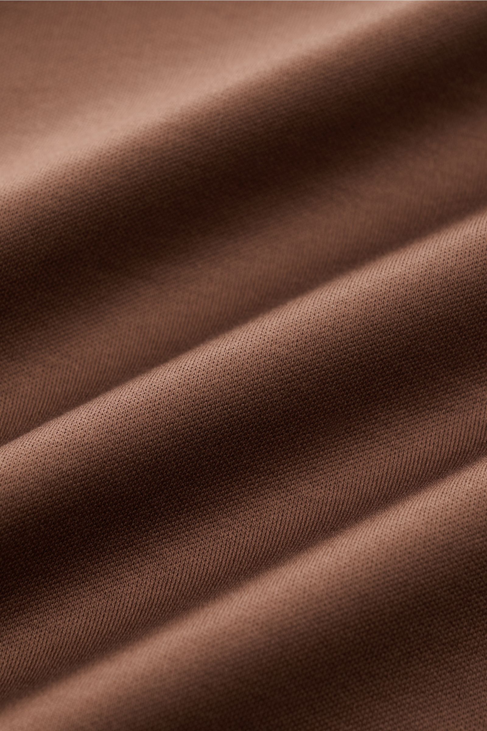 Close-up front view of the Aurélien Jersey Longsleeve-Poloshirt braun fabric, made from fine Egyptian cotton jersey with soft, smooth texture. 

Description: Das vielseitig einsetzbare Longsleeve-Poloshirt der Marke AURÉLIEN wurde aus edler ägyptischer