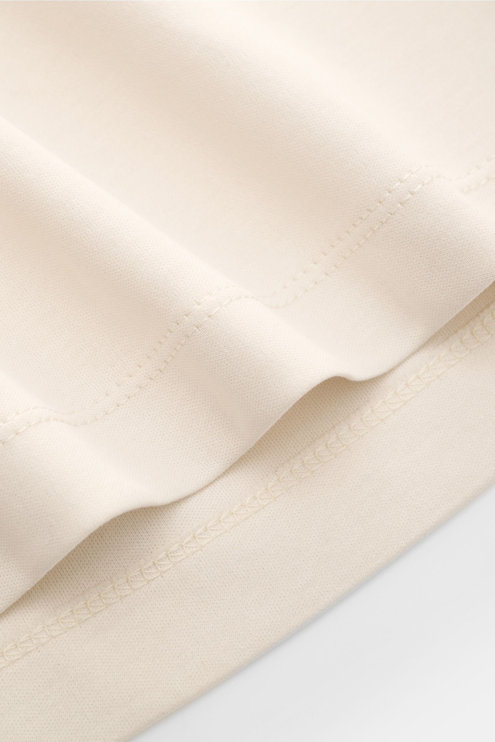 Close-up front view of the sand-colored Aurélien Jersey Longsleeve-Poloshirt showing fine jersey fabric and neat stitching for a comfortable look.  

Das vielseitig einsetzbare Longsleeve-Poloshirt der Marke AURÉLIEN wurde aus edler ägyptischer Baumwol