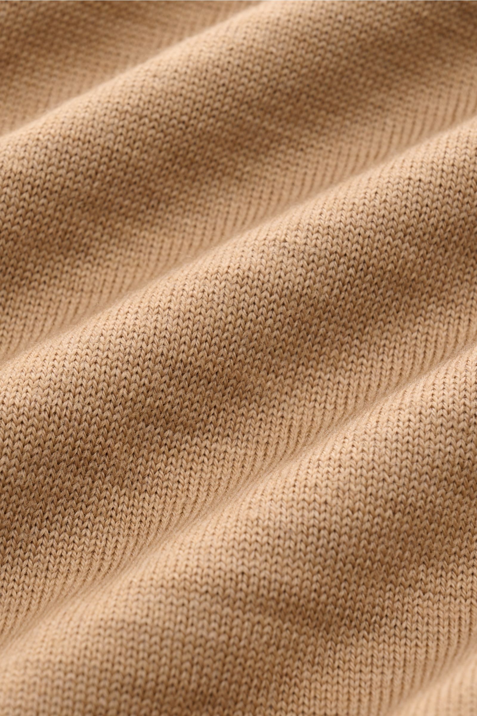 Close-up front view of the beige Aurélien Merino knit polo shirt, showcasing fine knit texture and soft merino wool fabric. Sporty look, exquisite fabric: This knit polo by AURÉLIEN is made of fine merino wool and features a casual, open collar placket – 
