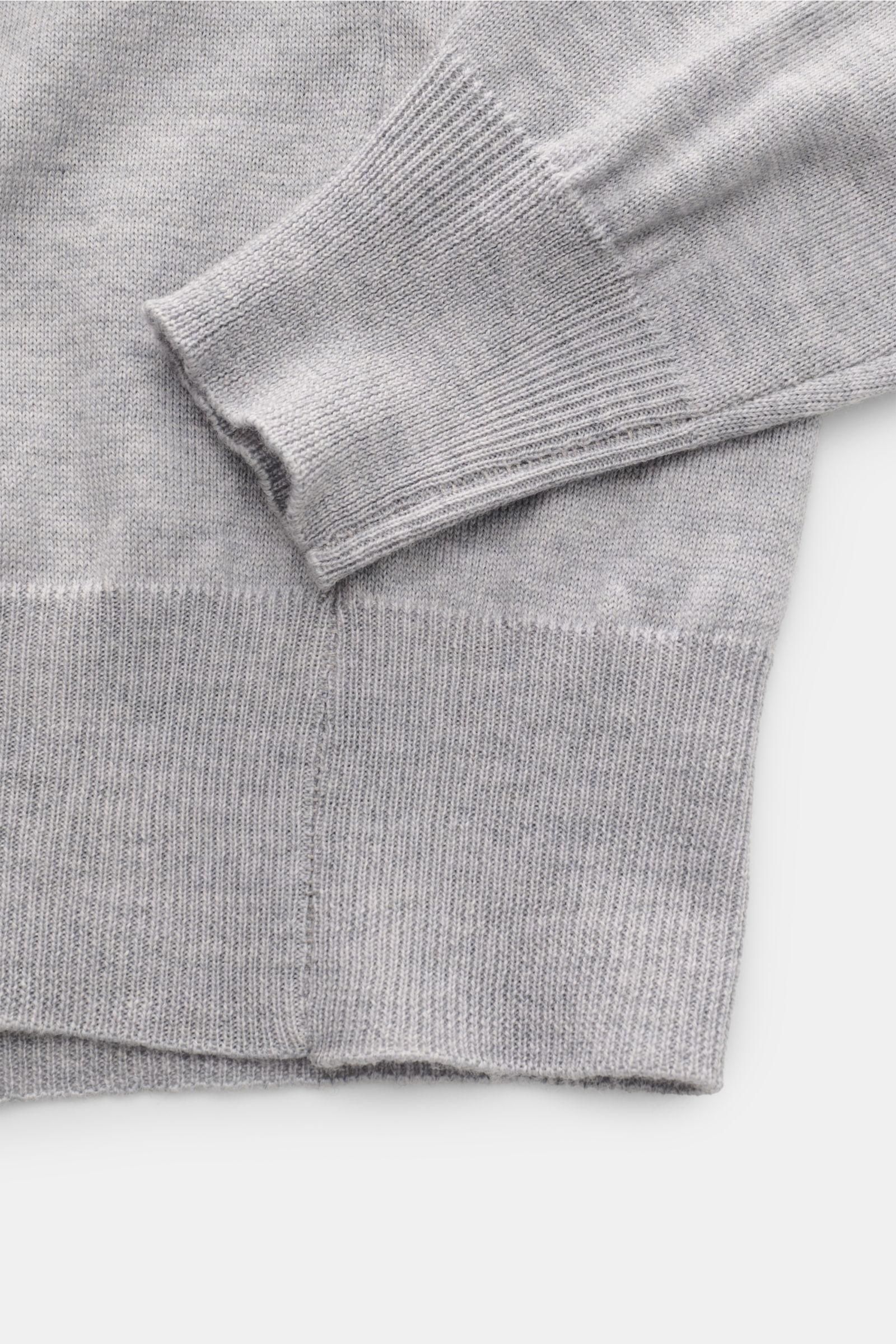 Nahaufnahme des Aurélien Merino Strickpolo grau meliert von unten, zeigt weiche Merinowolle, Slim Fit und komfortable Rippbündchen.