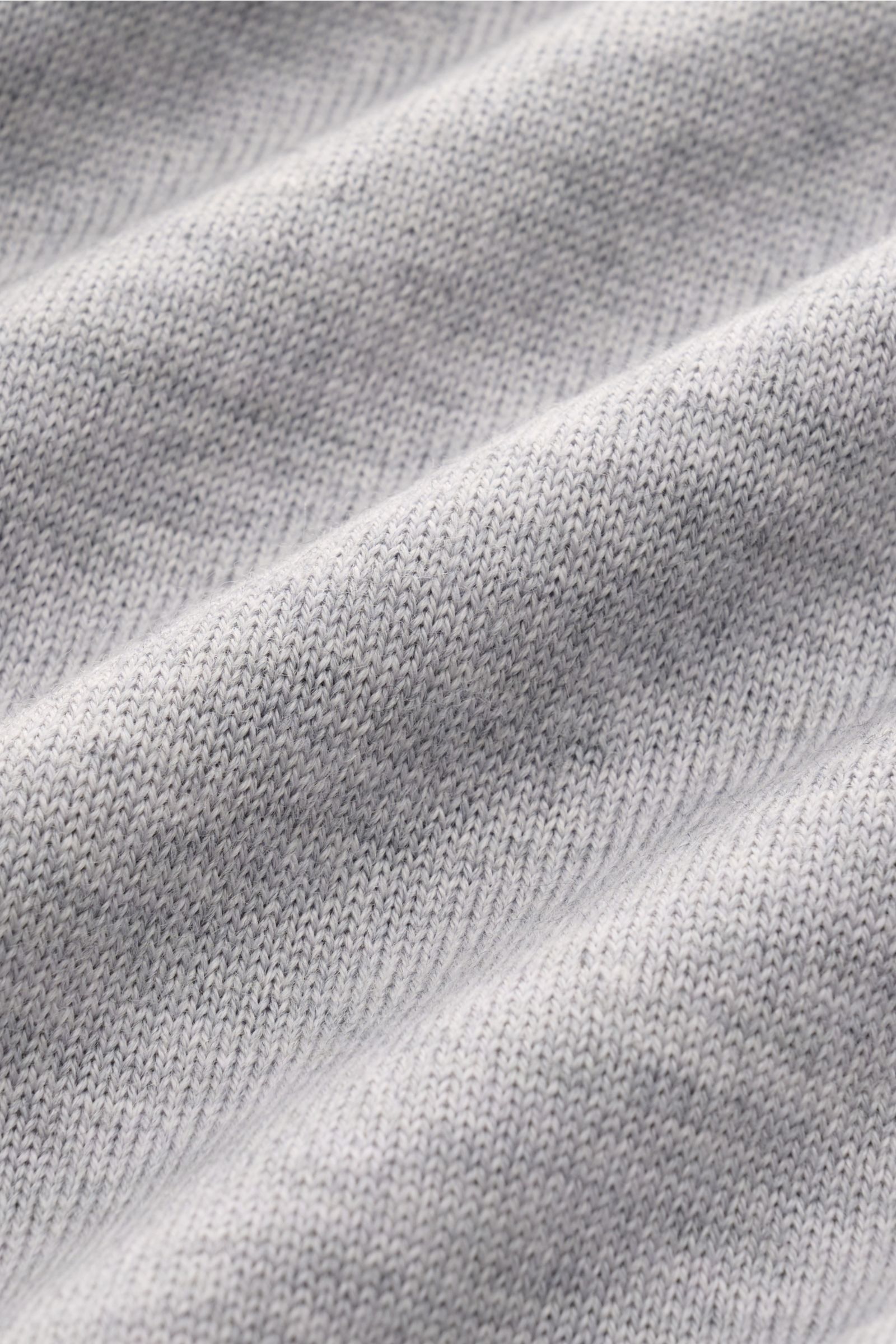 Nahaufnahme des feinen Strickbilds des Aurélien Merino Strickpolo grau meliert aus reiner Merinowolle mit weichem Griff.