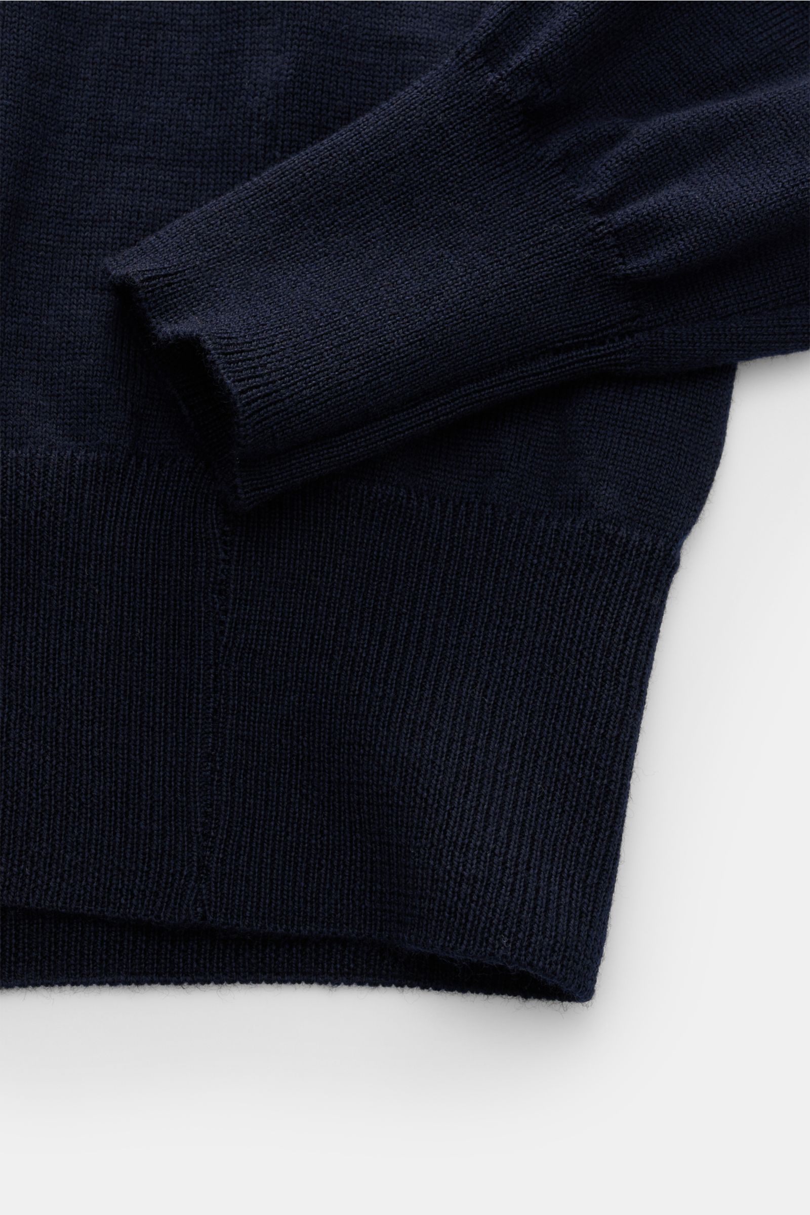 Aurélien Merino Strickpolo navy aus reiner Merinowolle, Slim Fit mit offenem Polokragen, Rippbündchen, Detailaufnahme von Ärmel und Saum.