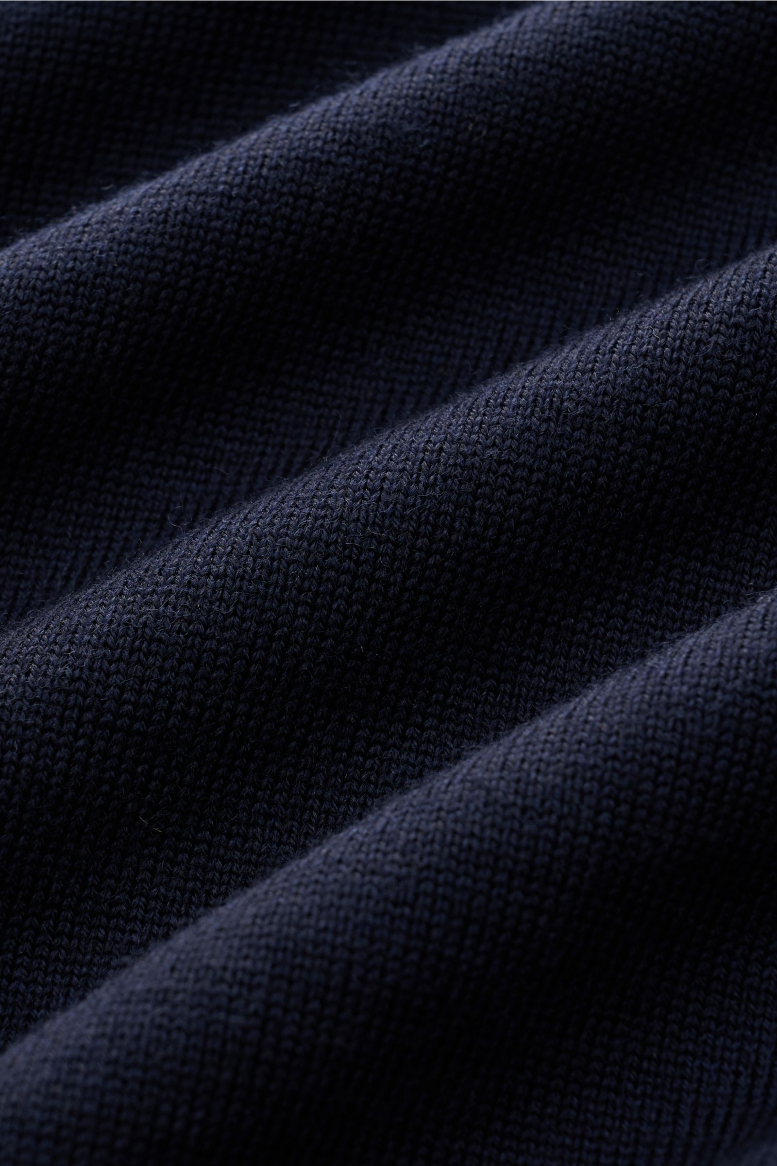 Aurélien Merino Strickpolo navy Nahaufnahme des feinen Strickbilds aus reiner Merinowolle mit weichem Griff, Slim Fit und offener Kragenleiste.
