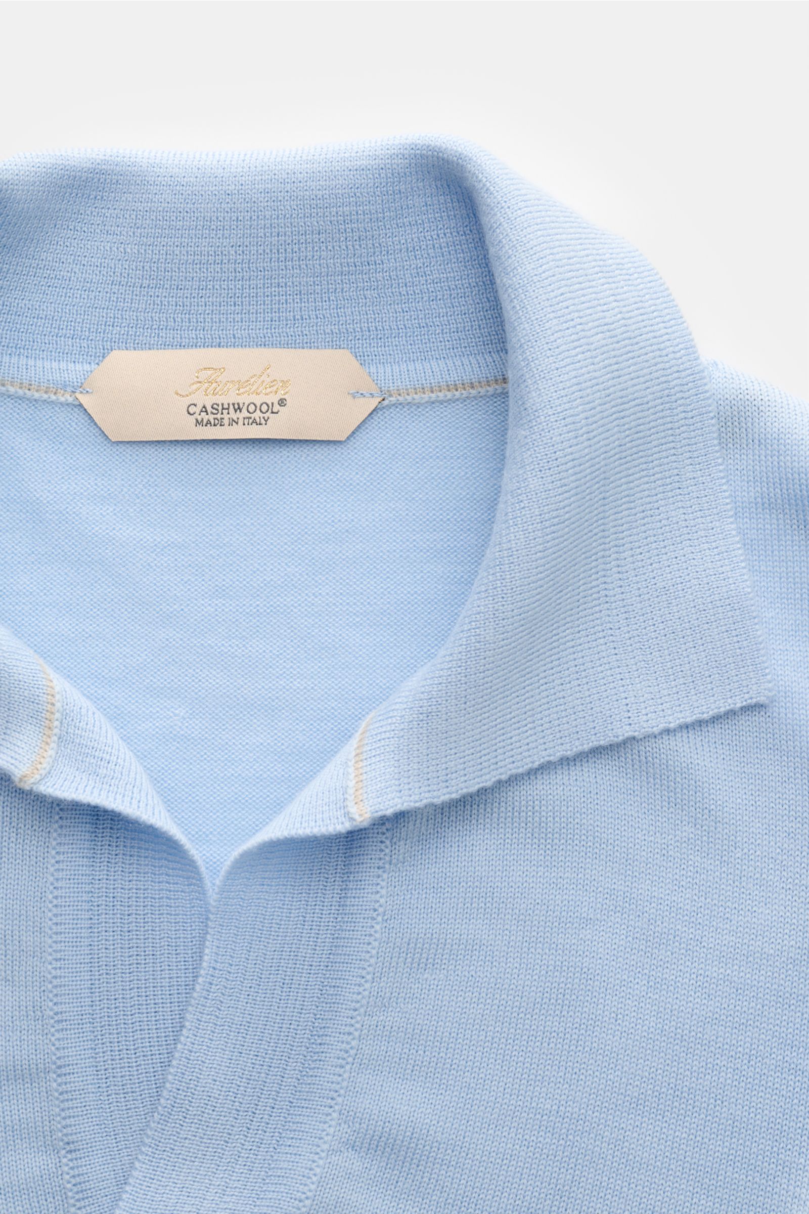 Nahaufnahme des Aurélien Merino Strickpolo hellblau mit offenem Polokragen, feinem Strickbild und weichem Griff aus reiner Merinowolle.