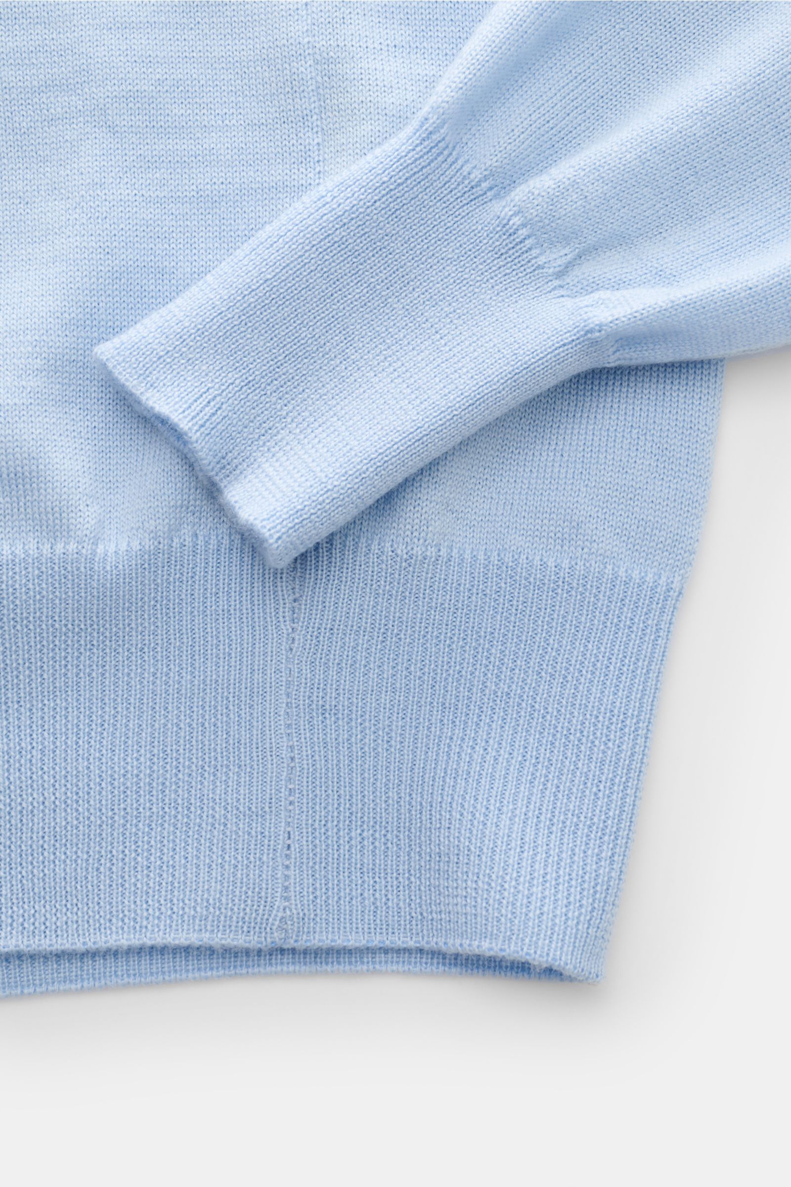 Aurélien Merino Strickpolo hellblau, Detailaufnahme von Ärmel und Saum, Slim Fit, reine Merinowolle, weicher Griff, offene Kragenleiste, Rippbündchen, feines Strickbild.