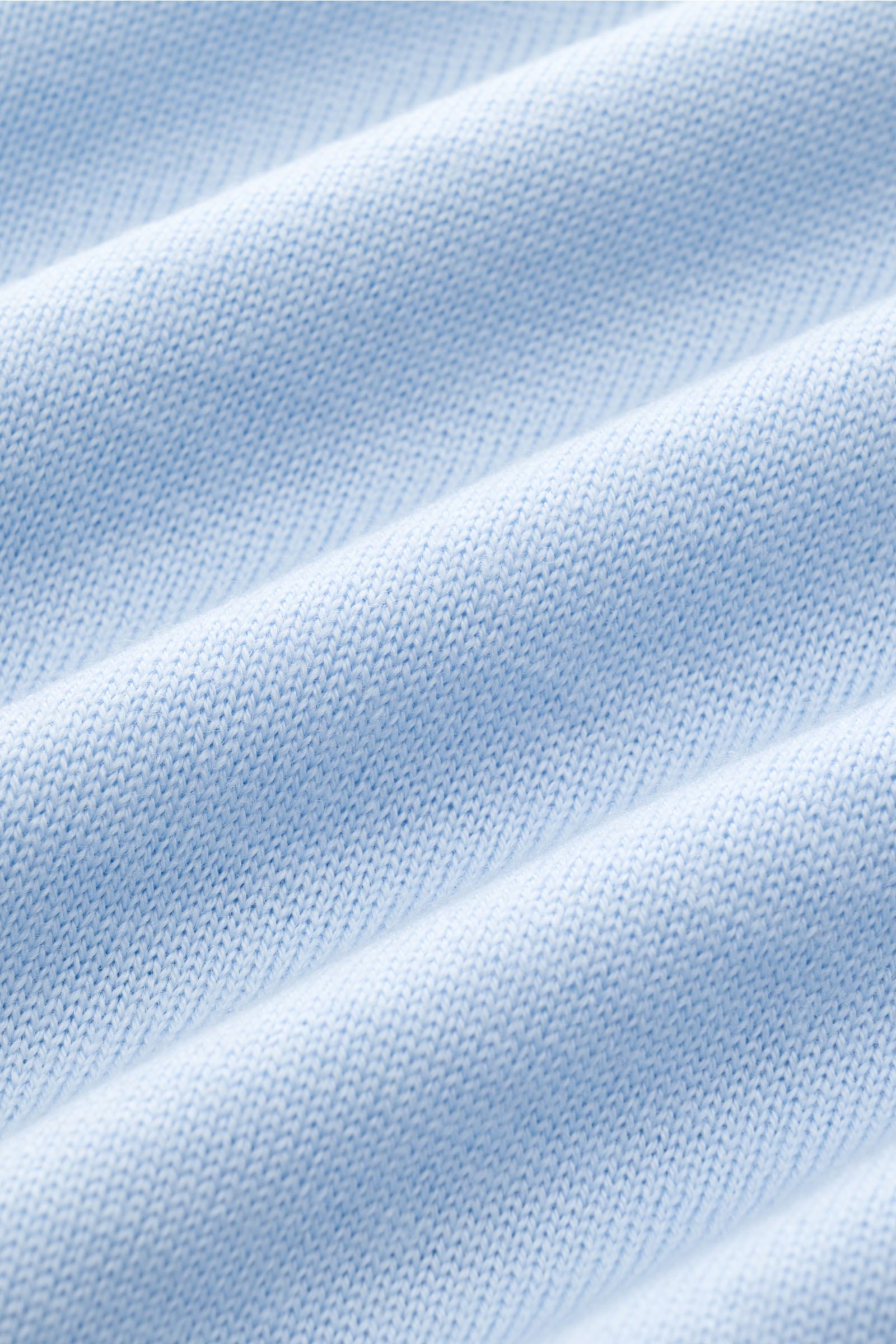 Nahaufnahme des hellblauen Aurélien Merino Strickpolo Slim Fit aus reiner Merinowolle mit feinem Strickbild und weichem Griff, Detailansicht.