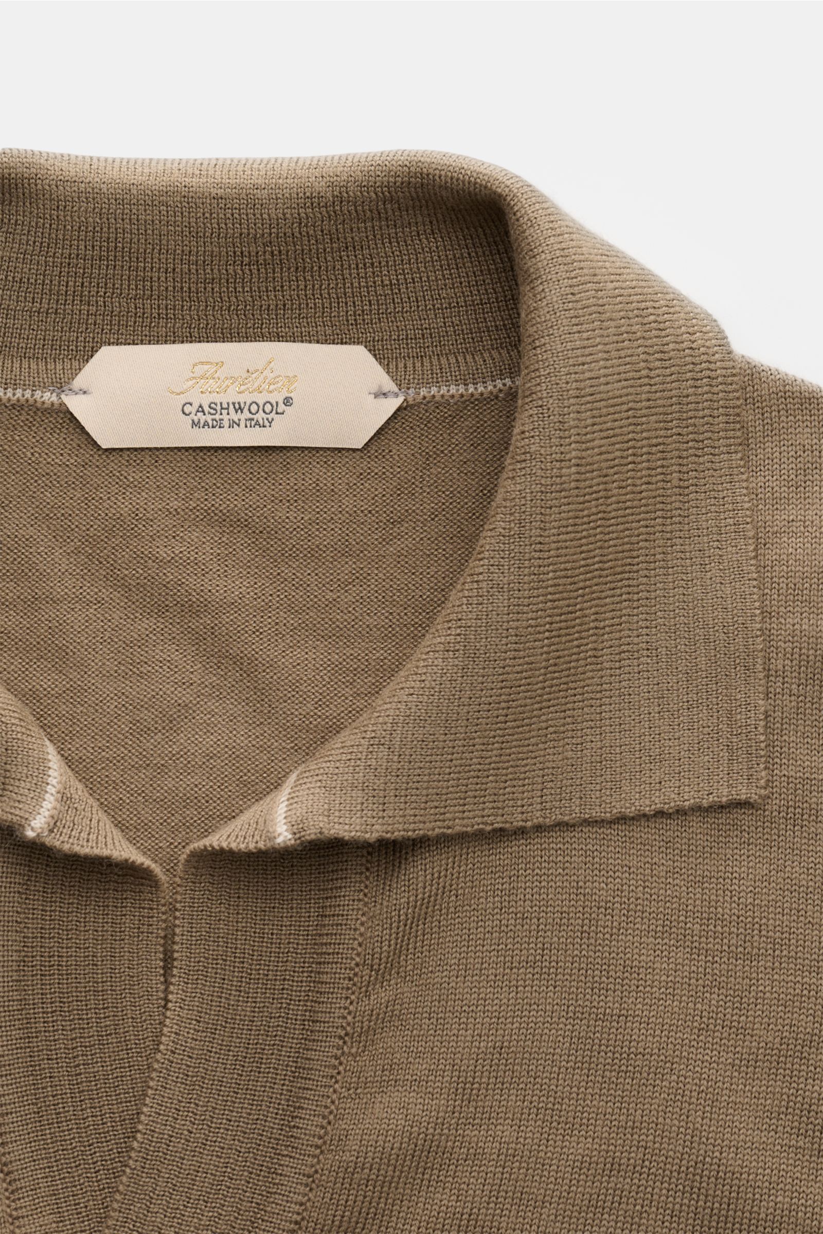 Nahaufnahme des Aurélien Merino Strickpolo taupe, slim fit aus reiner Merinowolle mit offenem Polokragen und feinem Strickbild.