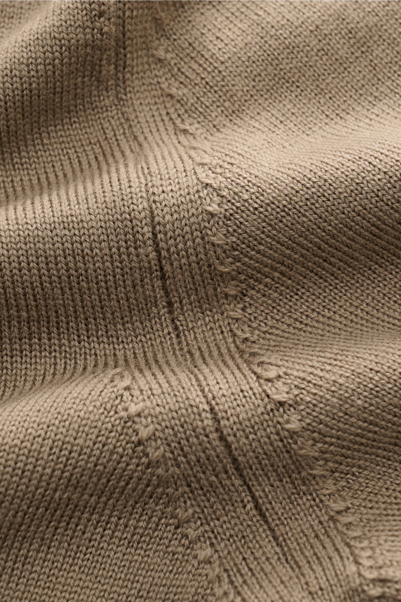 Nahaufnahme des Aurélien Merino Strickpolo taupe aus reiner Merinowolle mit feinem Strickbild, weichem Griff und offener Kragenleiste.