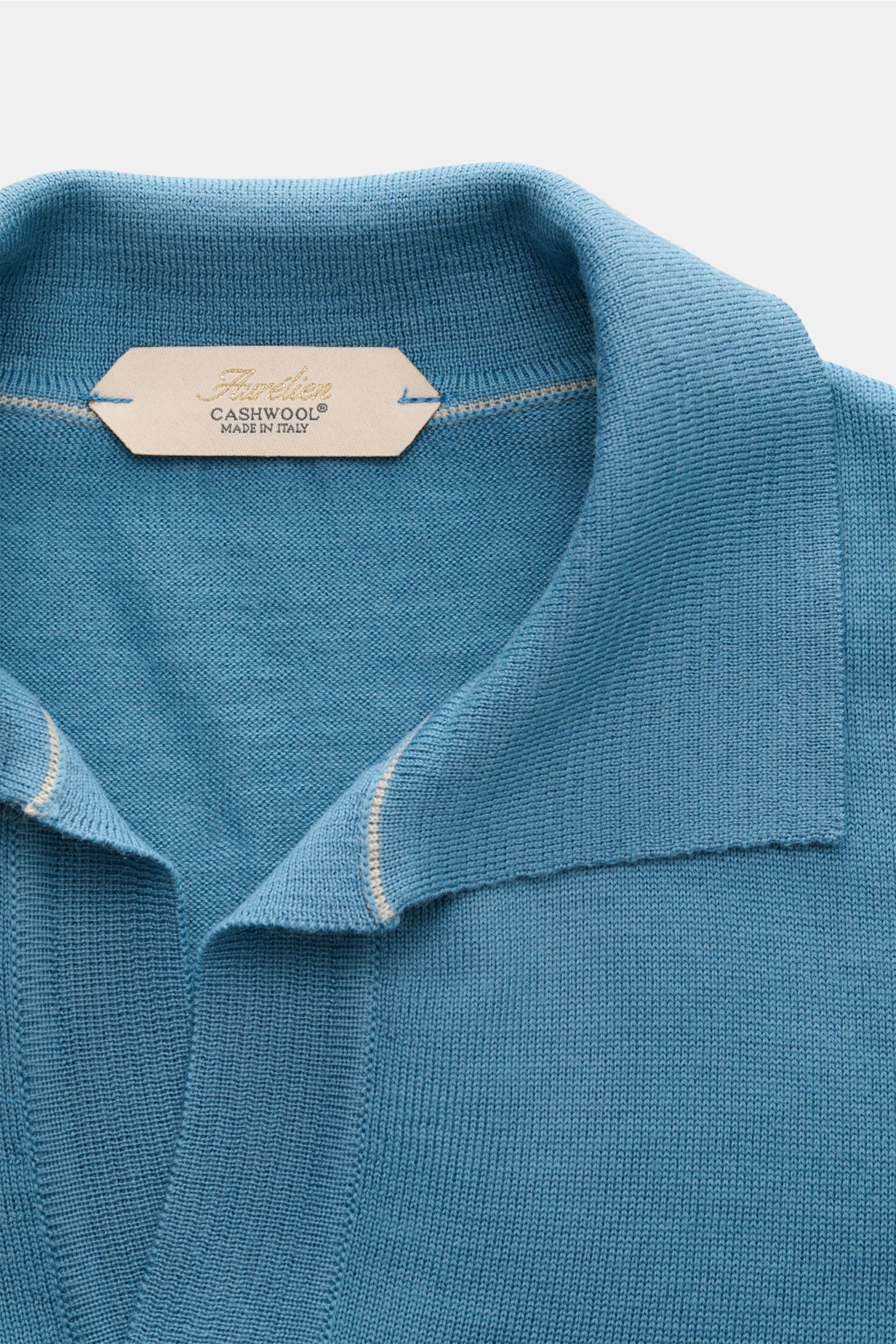 Aurélien Merino Strickpolo blau, Detailaufnahme von oben, slim fit, offener Polokragen, feines Strickbild aus reiner Merinowolle.